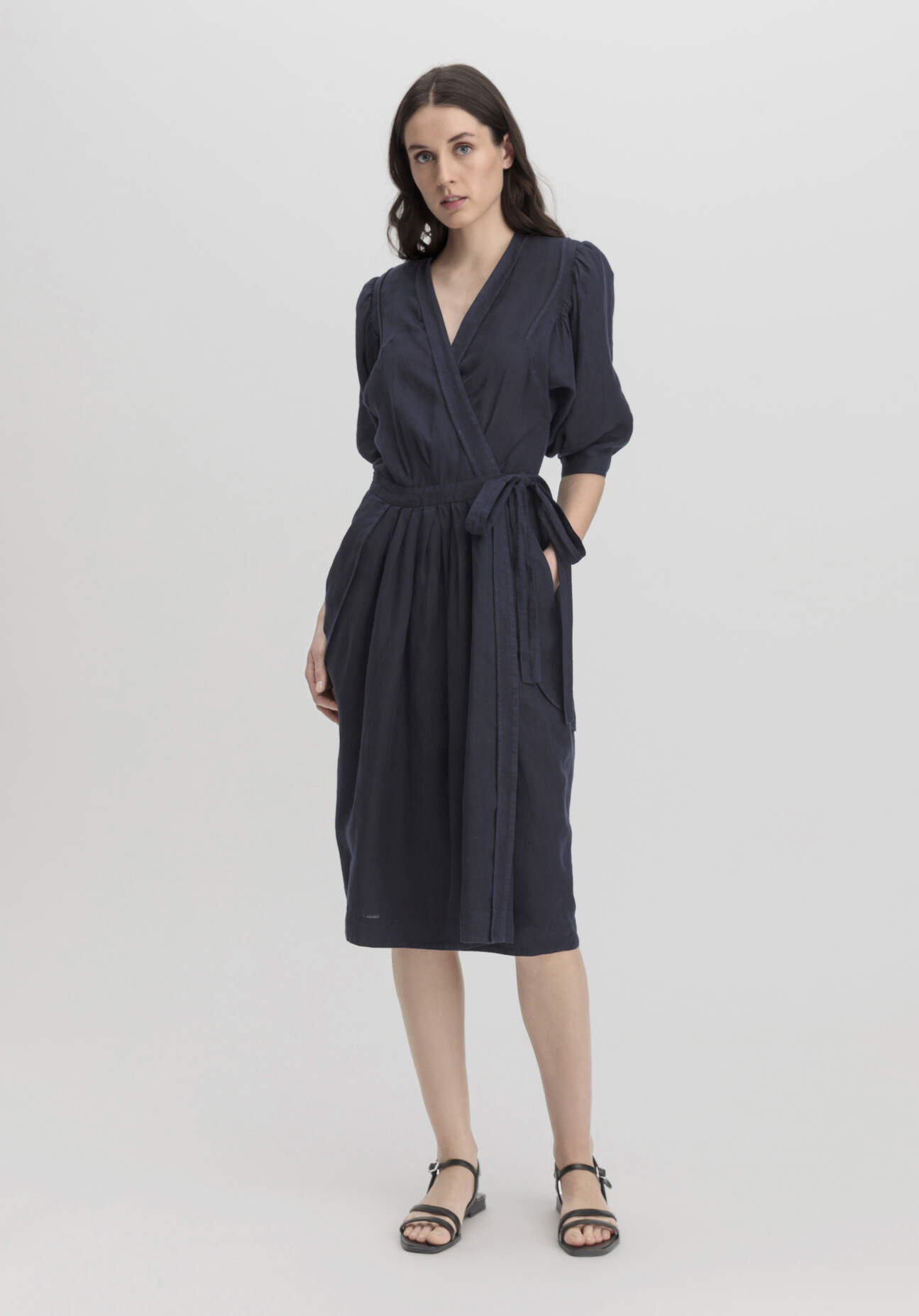 hessnatur Damen WUNDERKIND × hessnatur Wrap Kleid Midi Relaxed aus Leinen - blau Größe 48