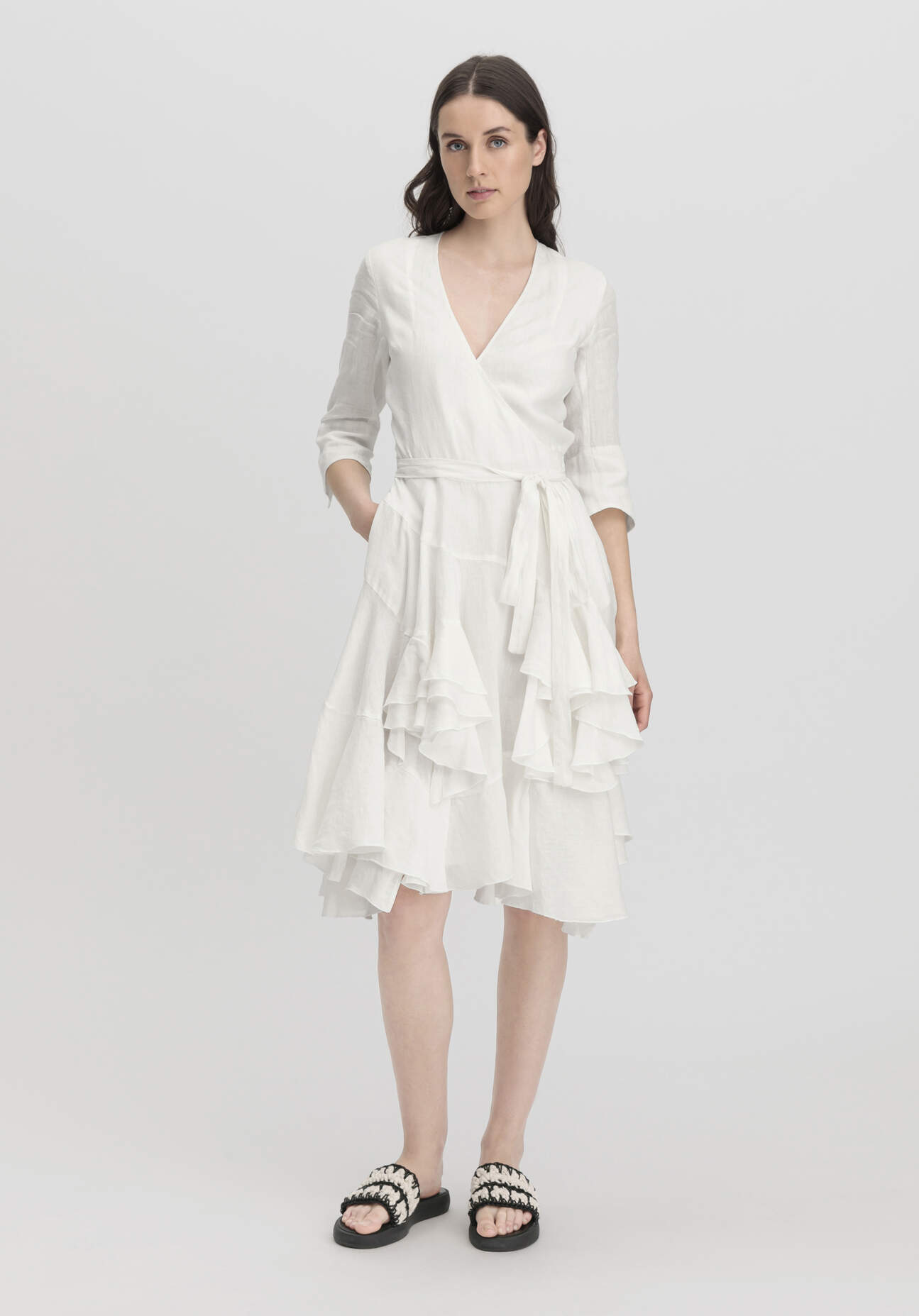 hessnatur Damen WUNDERKIND × hessnatur Wrap Kleid Regular aus Leinen - weiß Größe 36