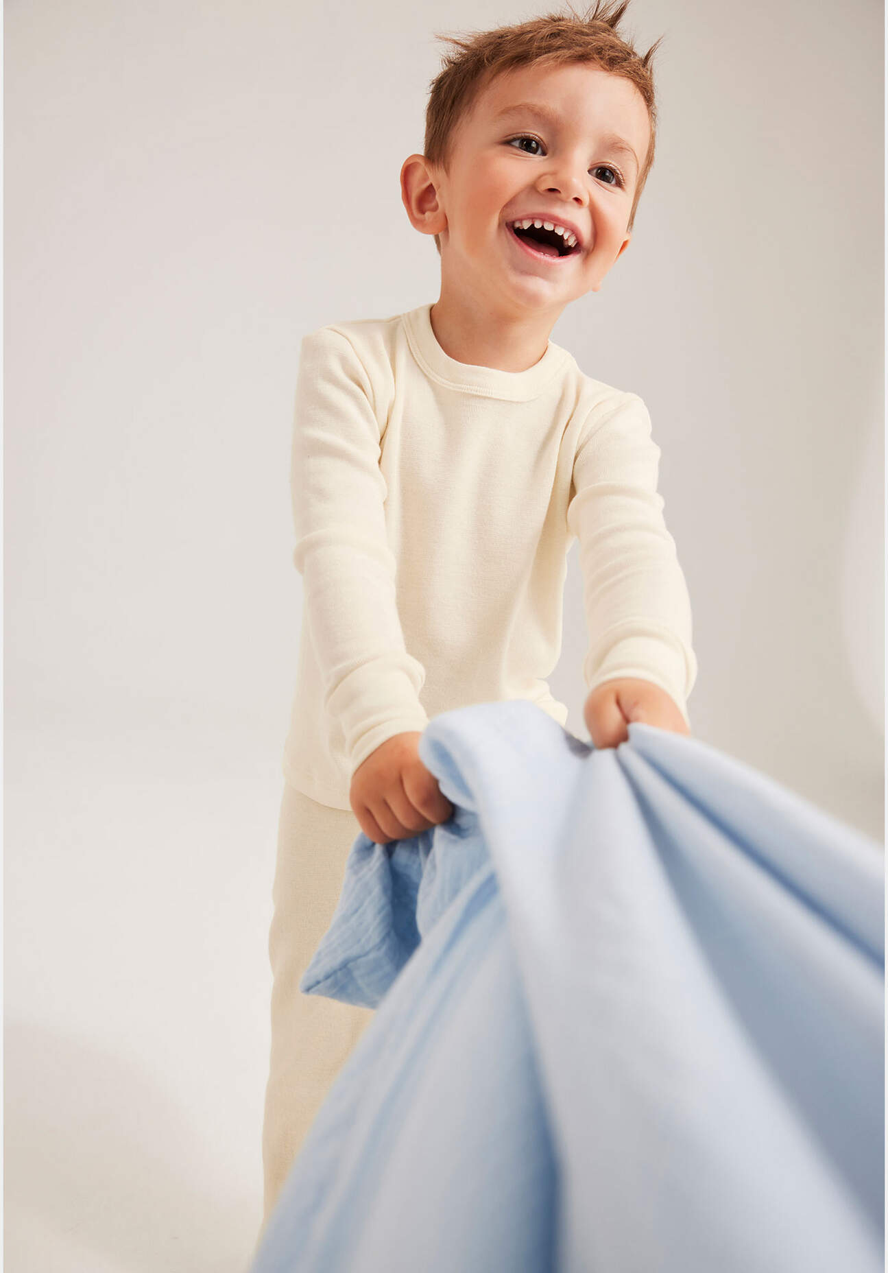 hessnatur Baby Pyjama aus Bio-Baumwolle mit Bio-Merinowolle und Seide - naturfarben Grösse62/68