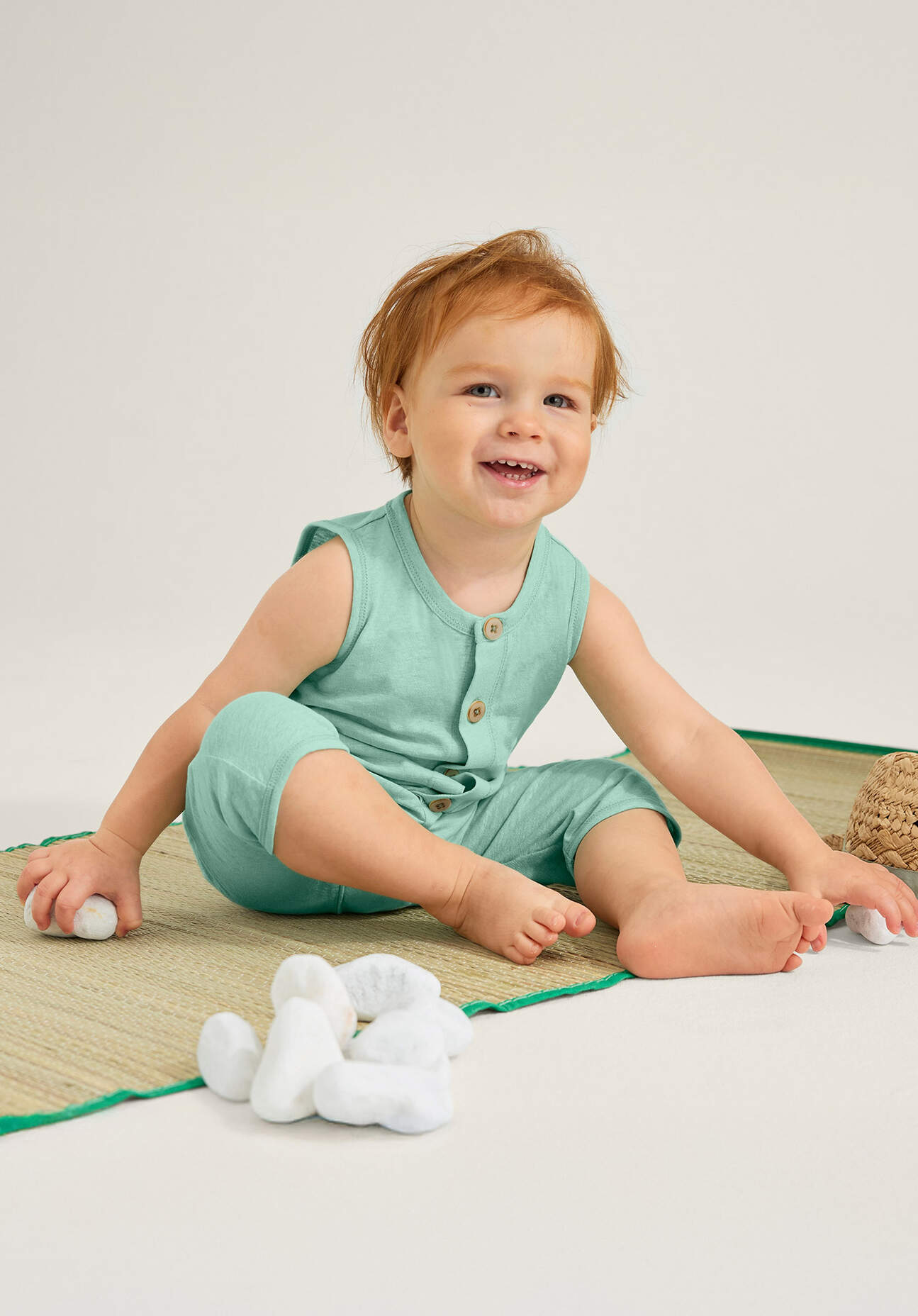 hessnatur Baby Strampler Regular aus Bio-Baumwolle mit Leinen - grün Grösse86/92