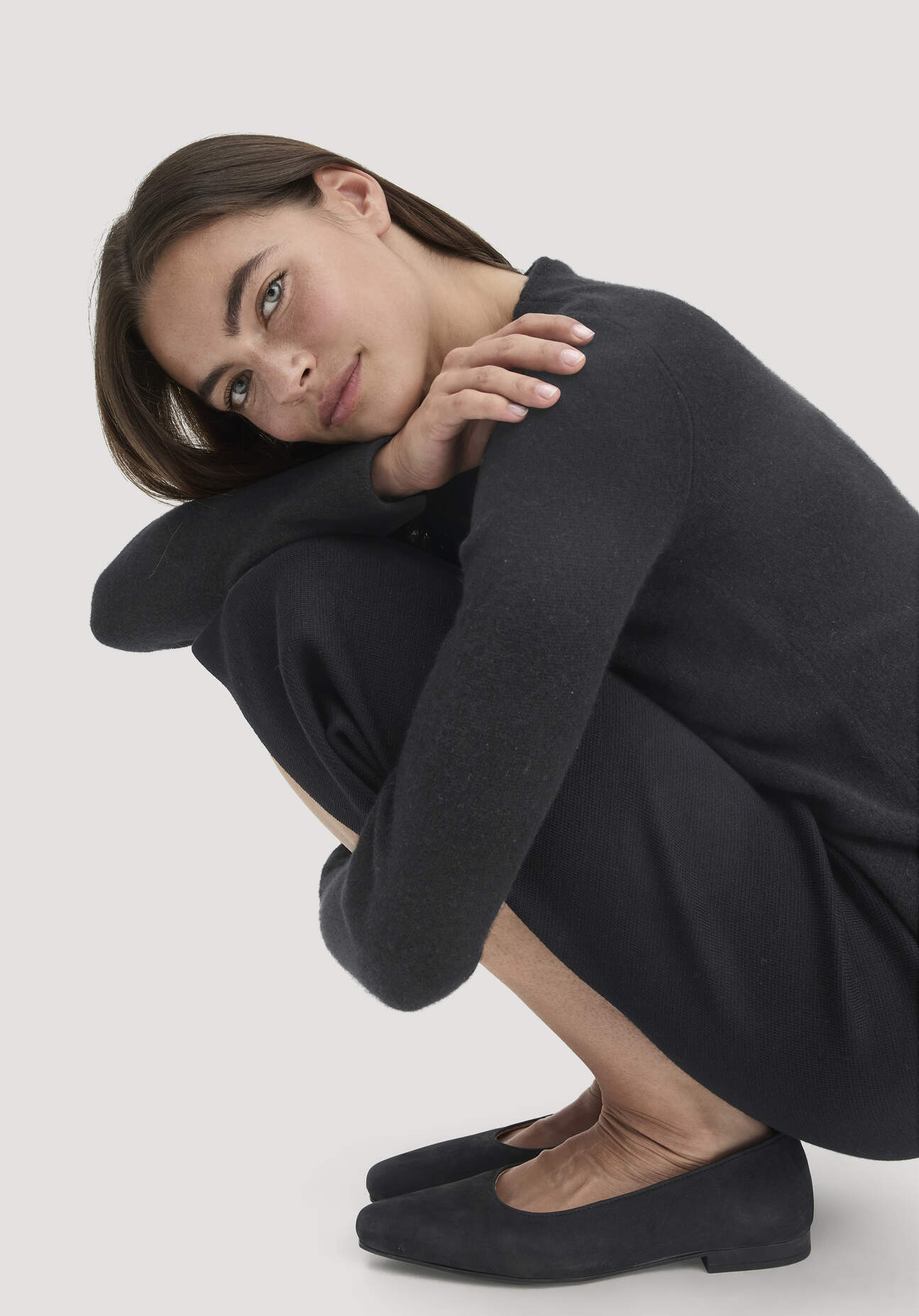 hessnatur Damen Spitzer Ballerina aus chromfrei gegerbtem Leder - schwarz Größe 37