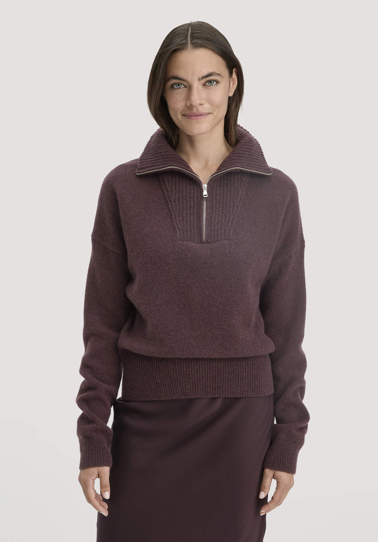 Thumbnail - hessnatur Damen Strick Troyer Relaxed BETTER RECYCLING aus Bio-Merinowolle - braun - Größe XS