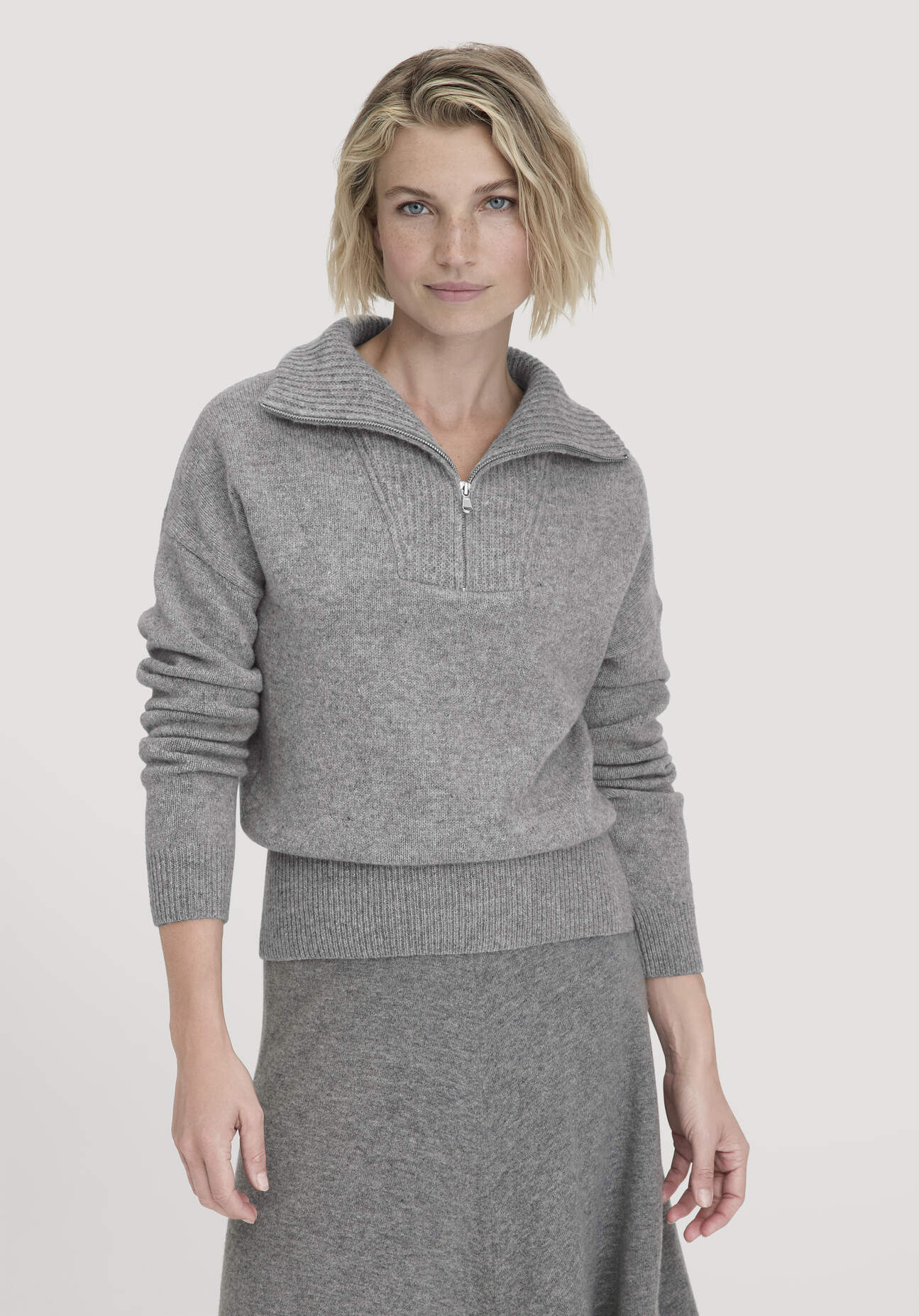 Thumbnail - hessnatur Damen Strick Troyer Relaxed BETTER RECYCLING aus Bio-Merinowolle - grau - Größe XL