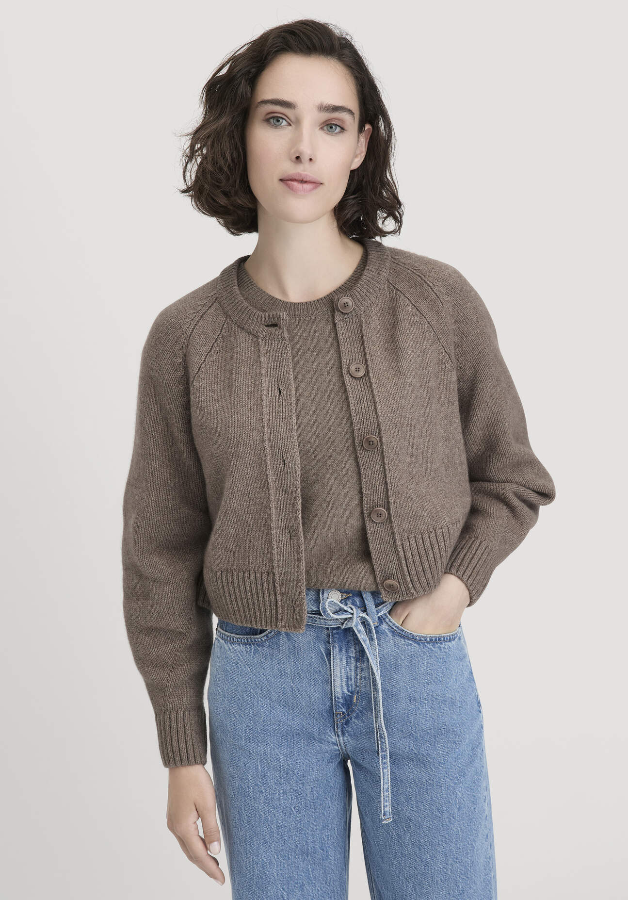 hessnatur Damen Strick Jacke Relaxed Cropped aus Bio-Merinowolle mit Bio-Baumwolle - braun Größe L