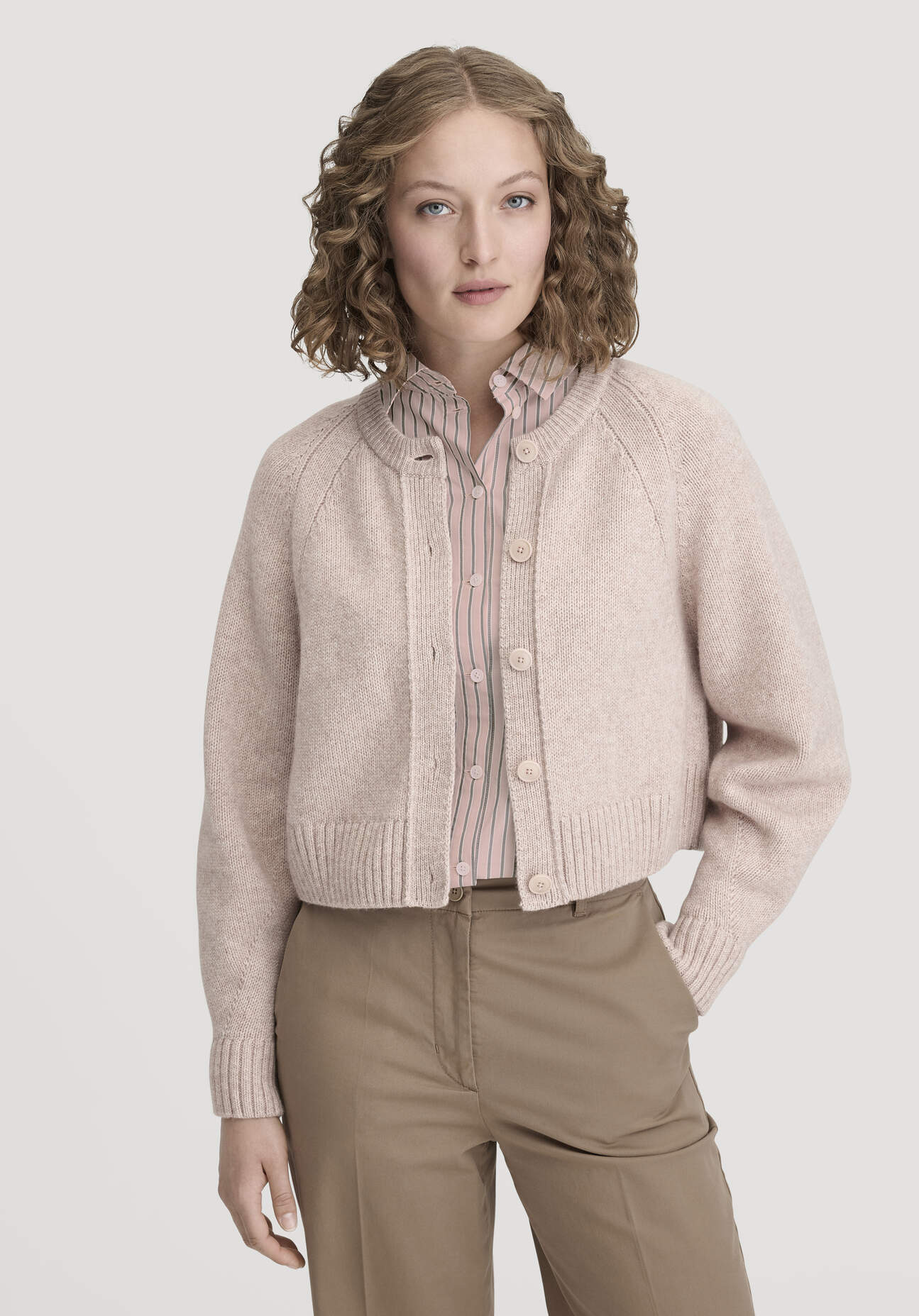 hessnatur Damen Strick Jacke Relaxed Cropped aus Bio-Merinowolle mit Bio-Baumwolle - rosa Größe S