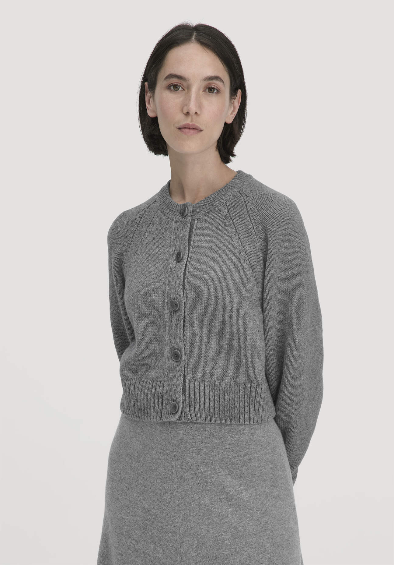 hessnatur Damen Strick Jacke Relaxed Cropped aus Bio-Merinowolle mit Bio-Baumwolle - grau Größe XXL