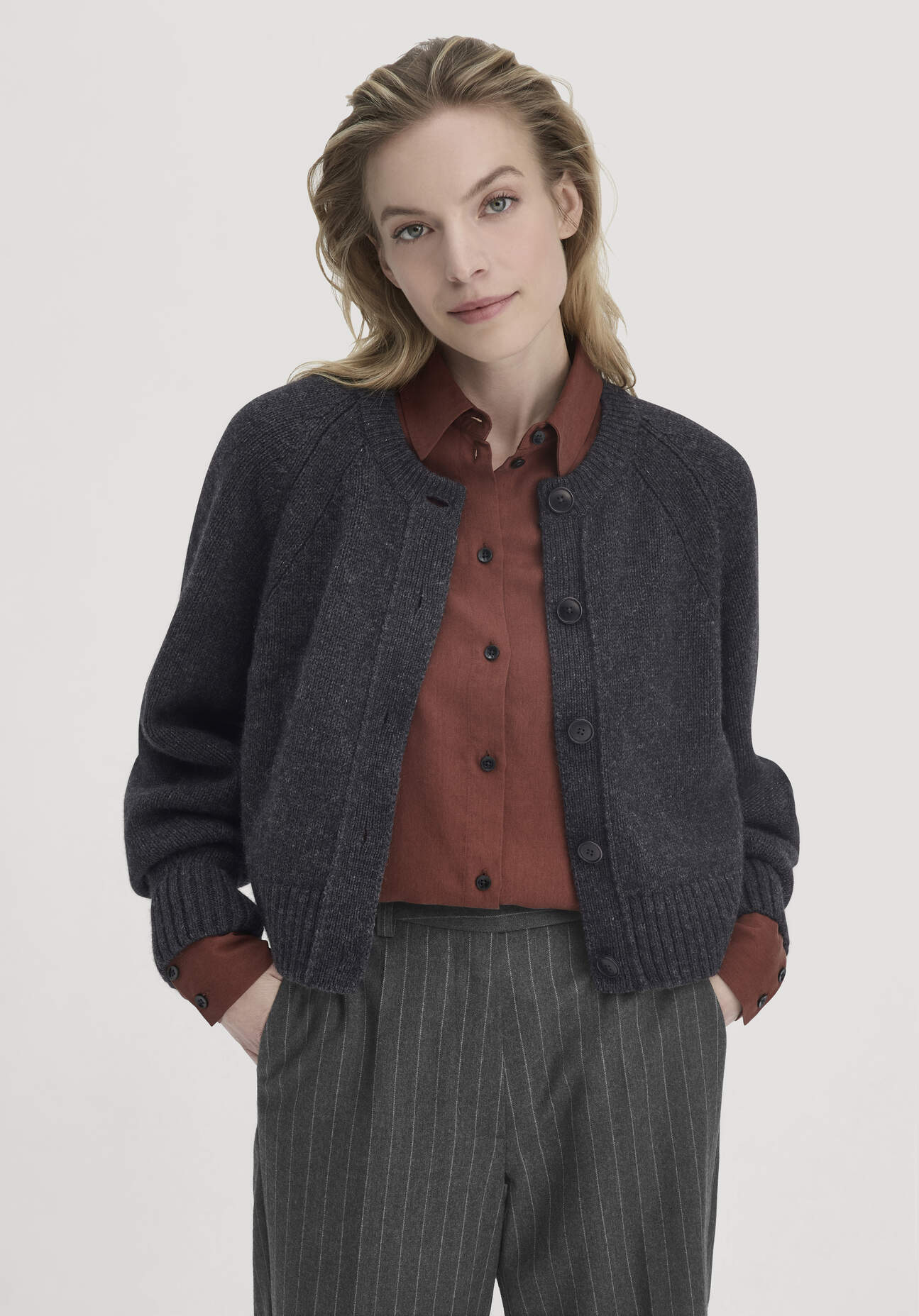 Thumbnail - hessnatur Damen Strick Jacke Relaxed Cropped aus Bio-Merinowolle mit Bio-Baumwolle - grau - Größe XL