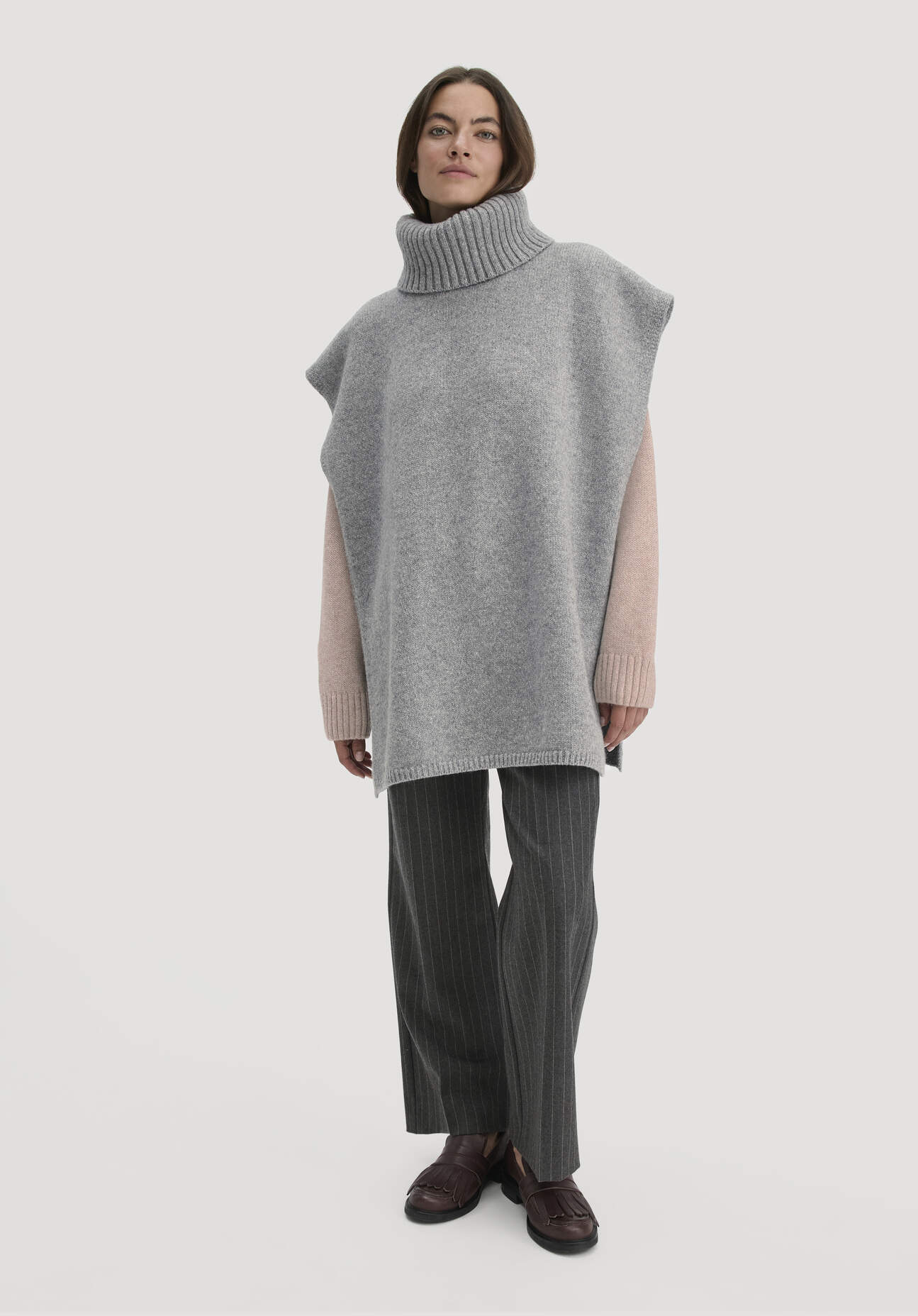 hessnatur Damen Strick Poncho Pullover Oversize BETTER RECYCLING aus Schurwolle - grau Größe onesize