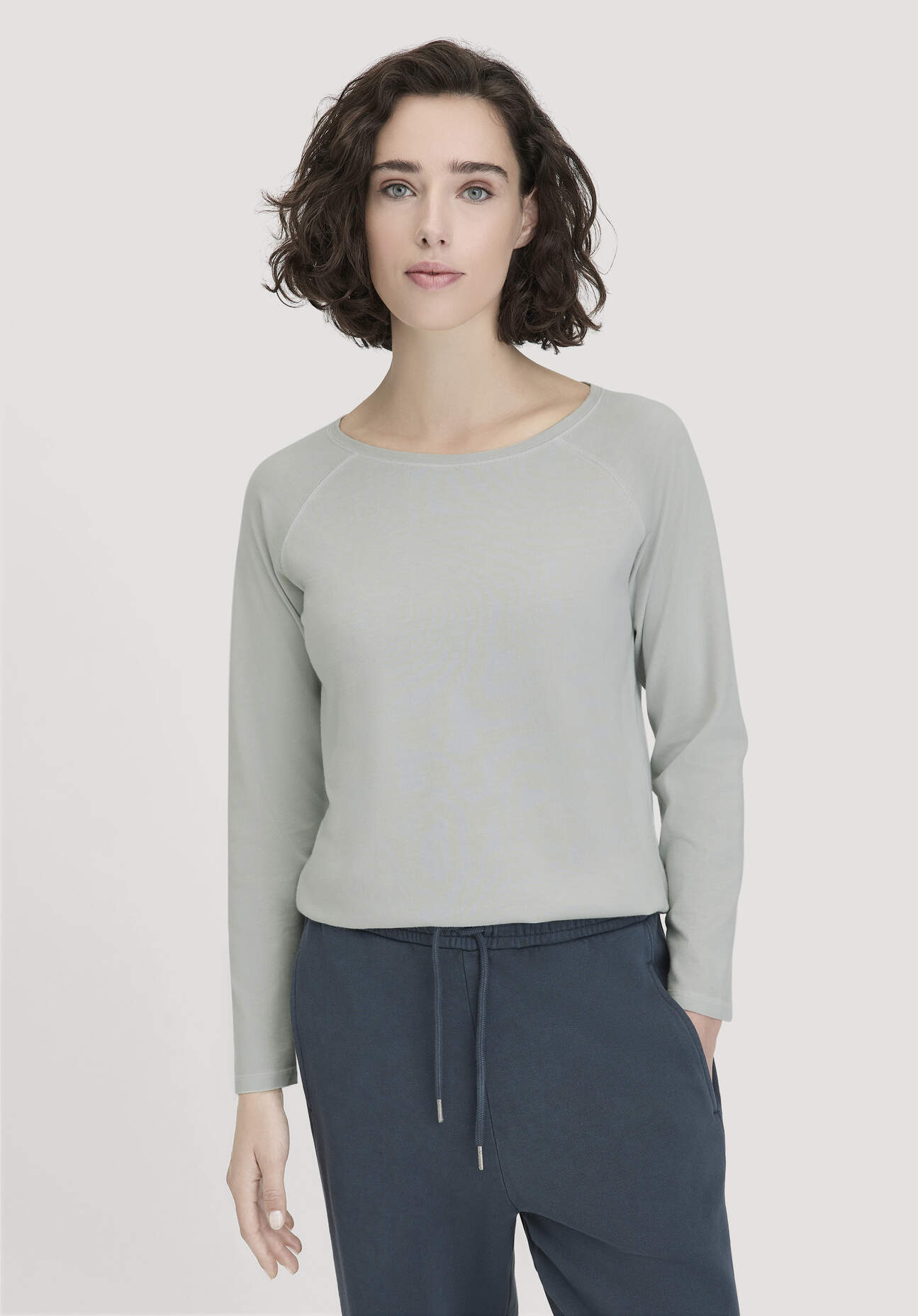 hessnatur Damen Longsleeve Relaxed aus Bio-Baumwolle - grau Größe 46
