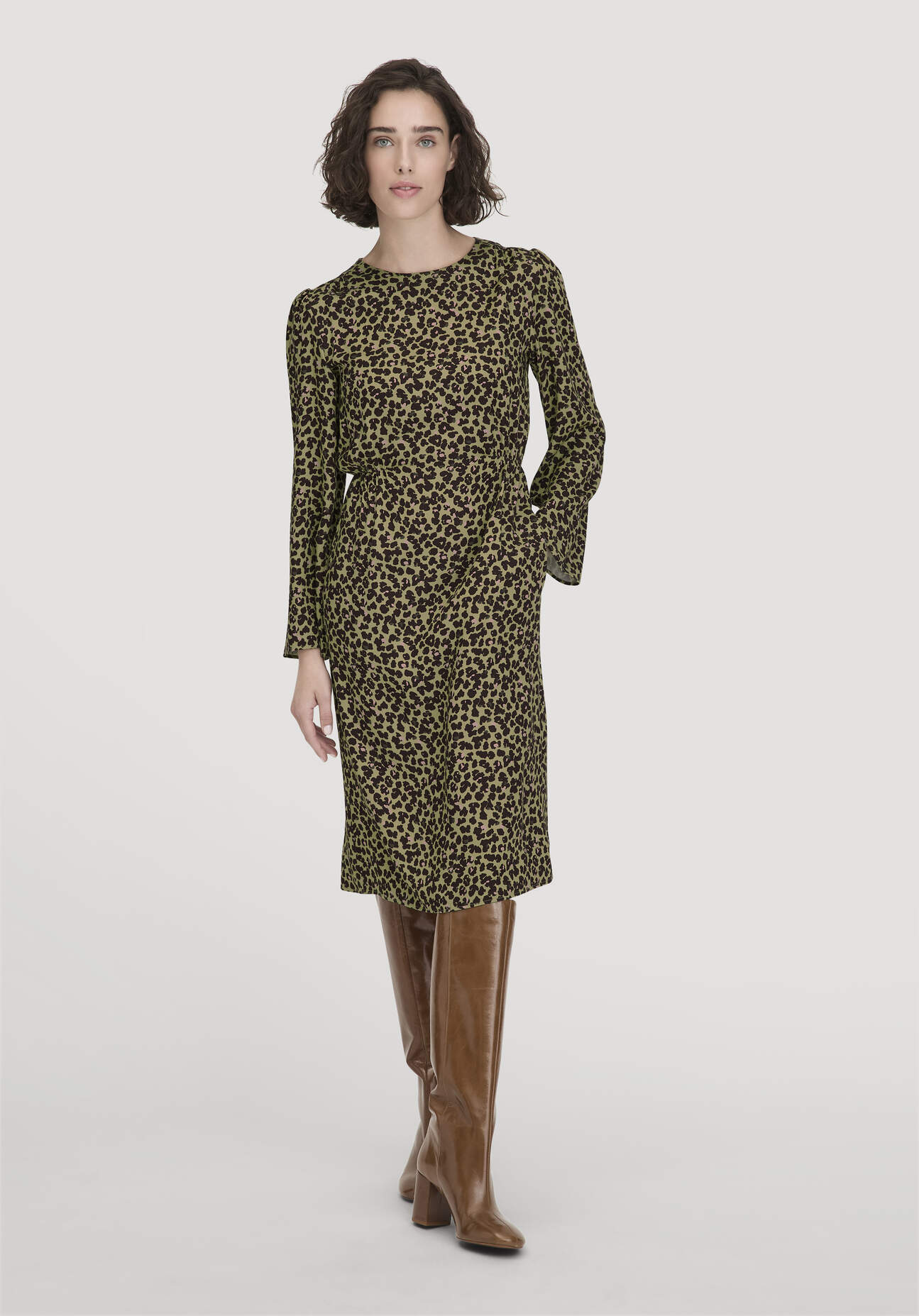 hessnatur Damen Kleid Kniebedeckend Regular aus LENZING™ ECOVERO™ Satin - grün Größe 44