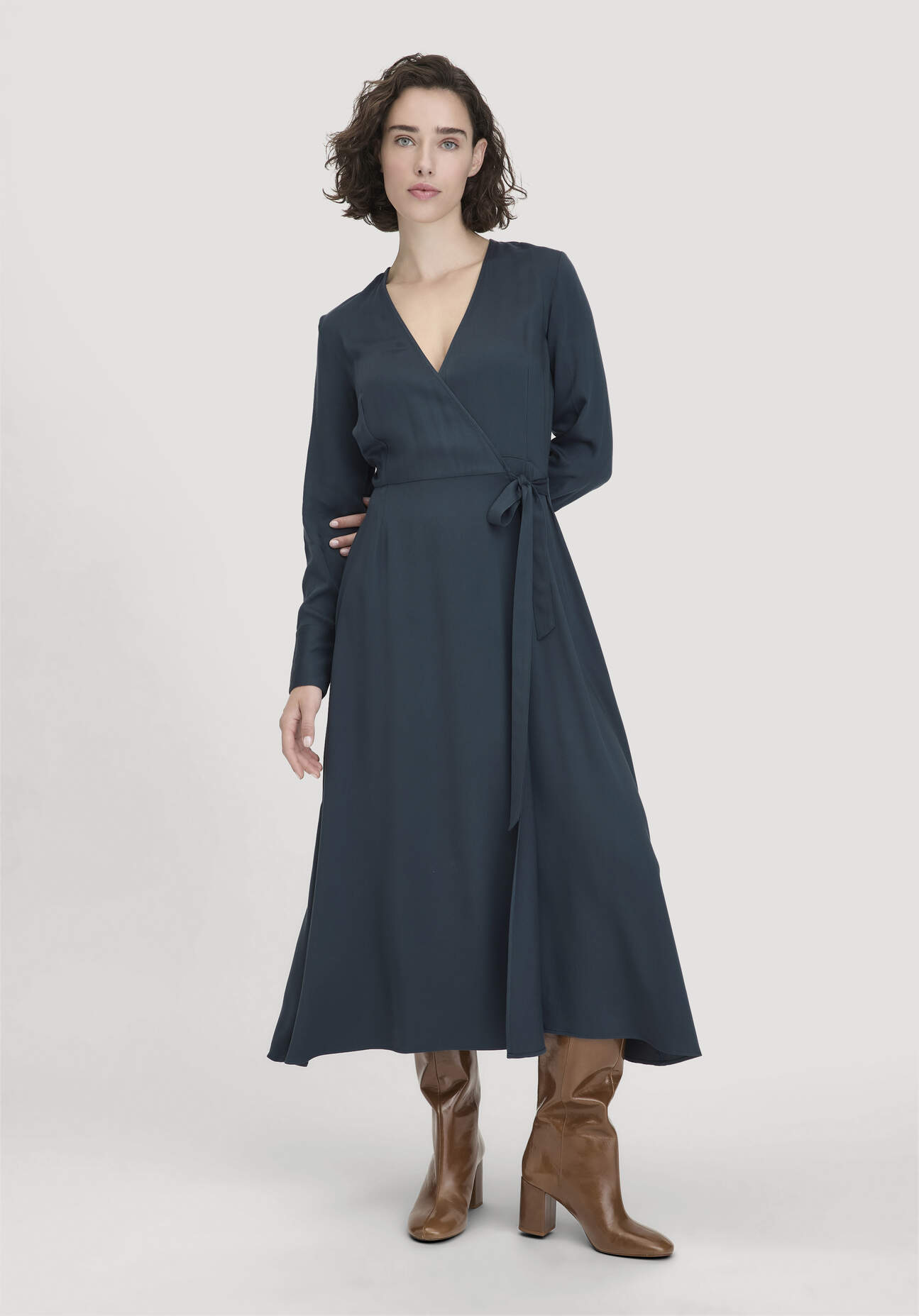 hessnatur Damen Wickelkleid Knöchellang Regular aus LENZING™ ECOVERO™ Viskose - blau Größe 44