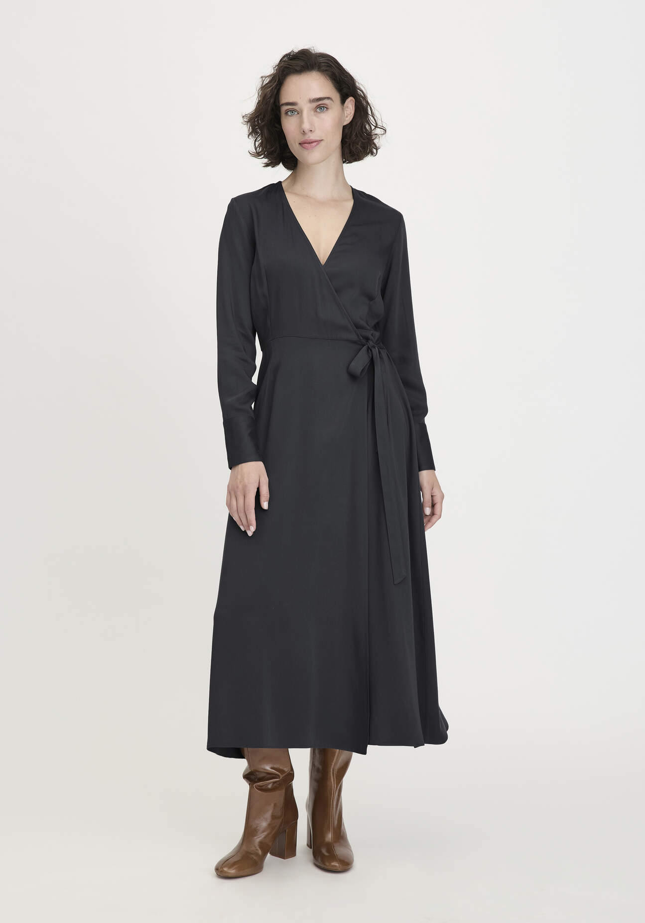hessnatur Damen Wickelkleid Knöchellang Regular aus LENZING™ ECOVERO™ Viskose - schwarz - Größe 34