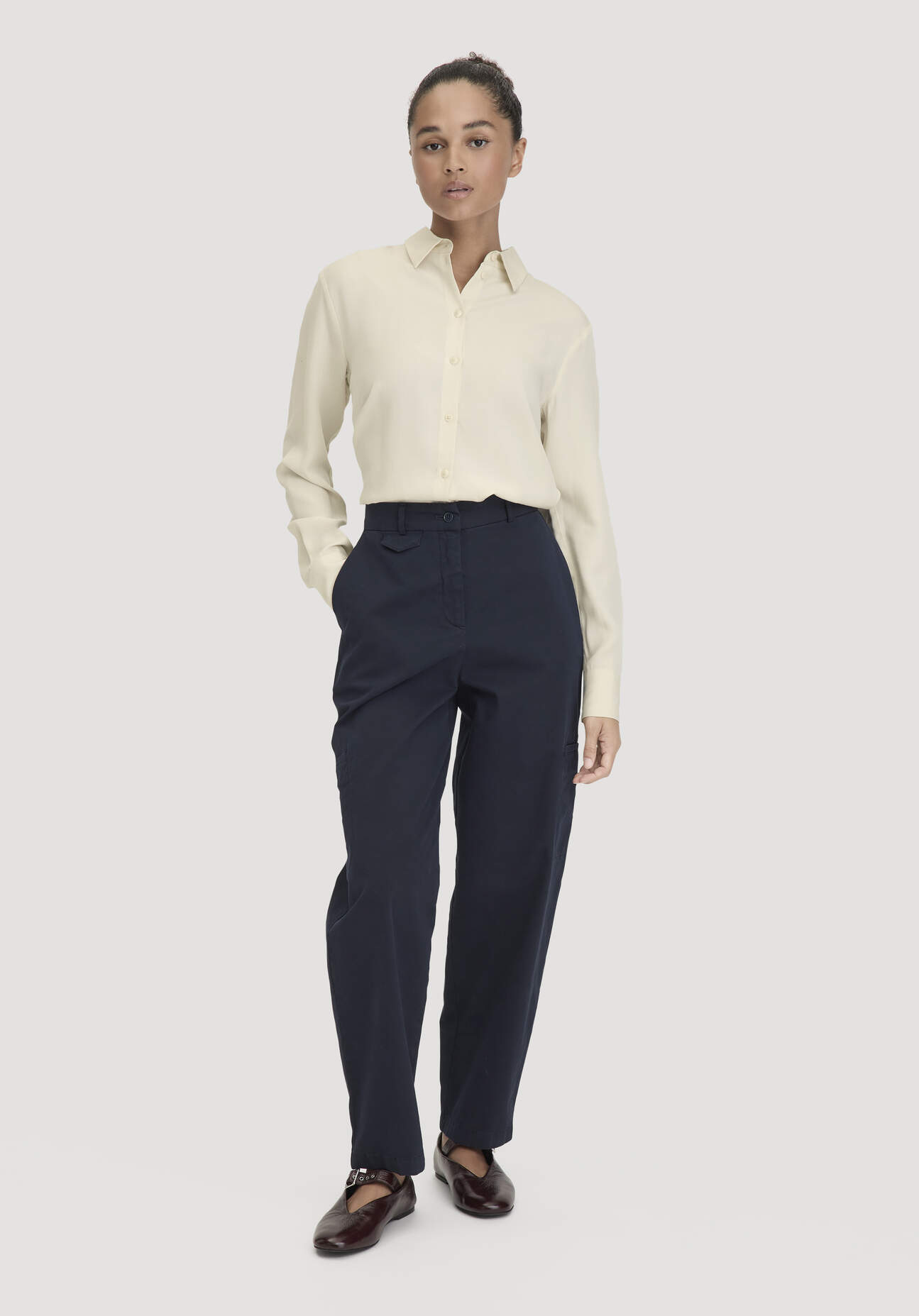 hessnatur Damen Hose Soft Utilty Cargo Relaxed aus Bio-Baumwolle - blau Größe 48