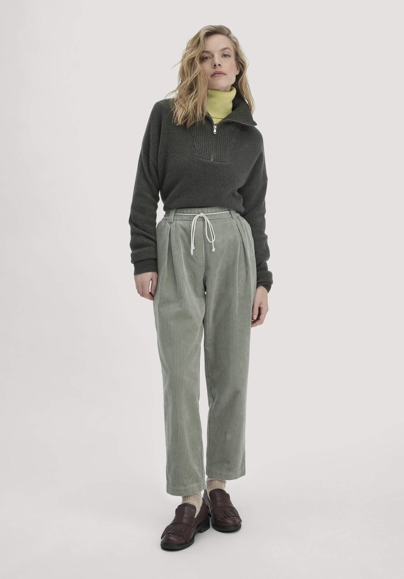 hessnatur Damen Cordhose Relaxed aus Bio-Baumwolle - grün Größe 40