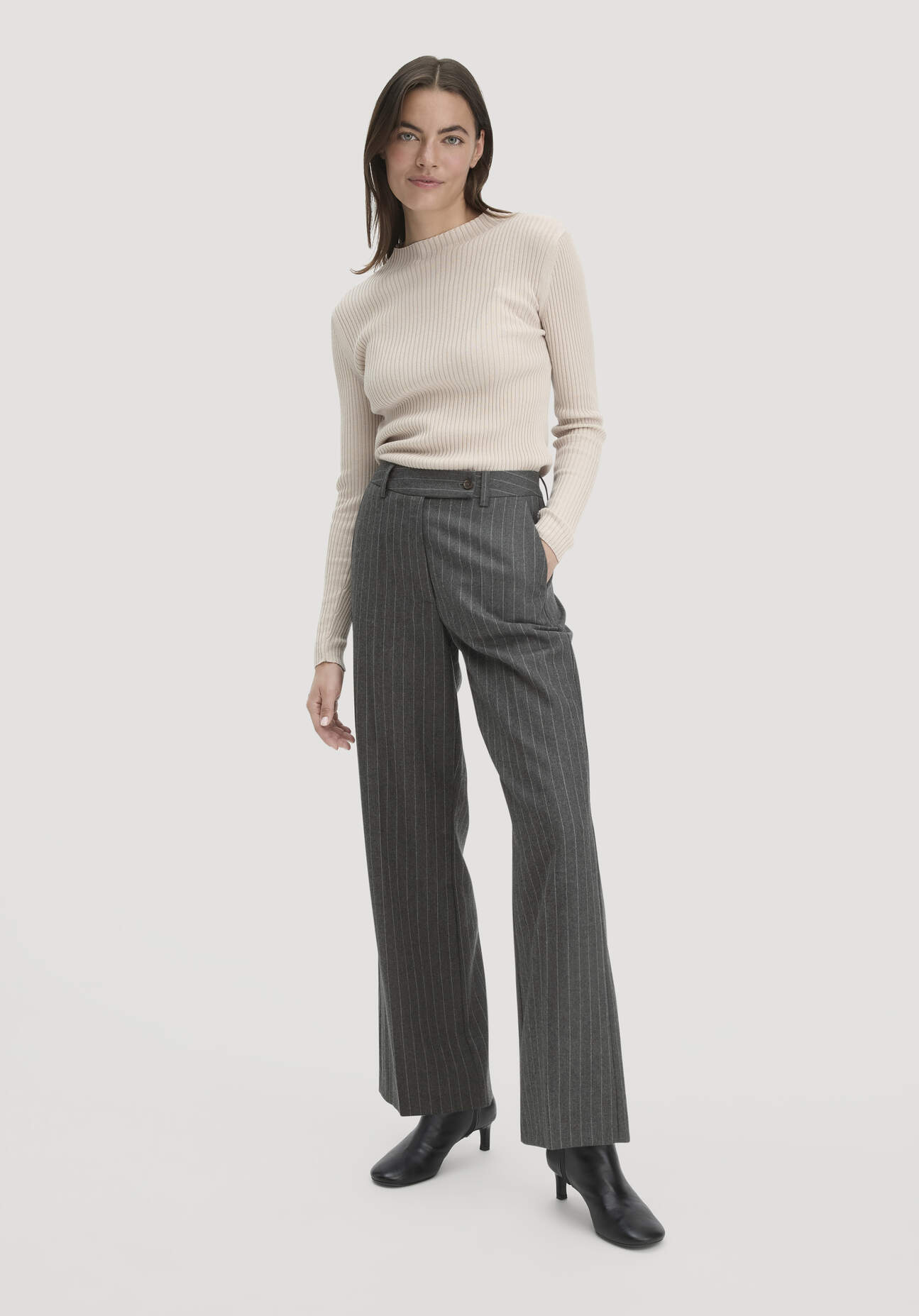 hessnatur Damen Hose Nadelstreifen Relaxed aus Bio-Schurwolle - grau Größe 44