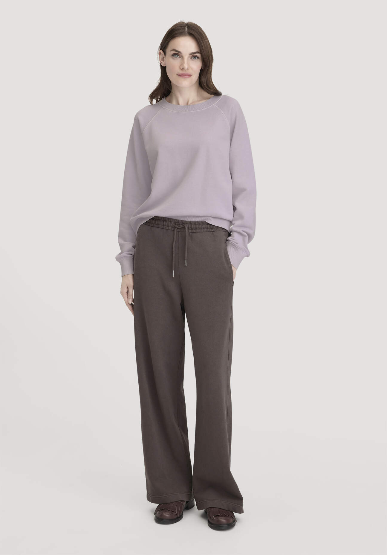 hessnatur Damen Sweat Hose Wide Leg Relaxed aus Bio-Baumwolle - lila Größe 36