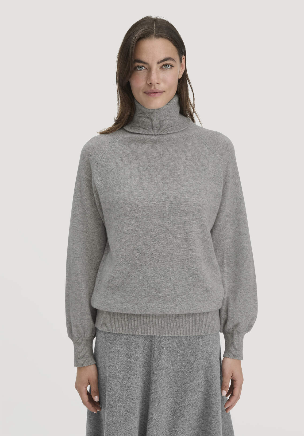 hessnatur Damen Strick Rollkragen Pullover Relaxed BETTER RECYCLING aus Kaschmir - grau Größe L