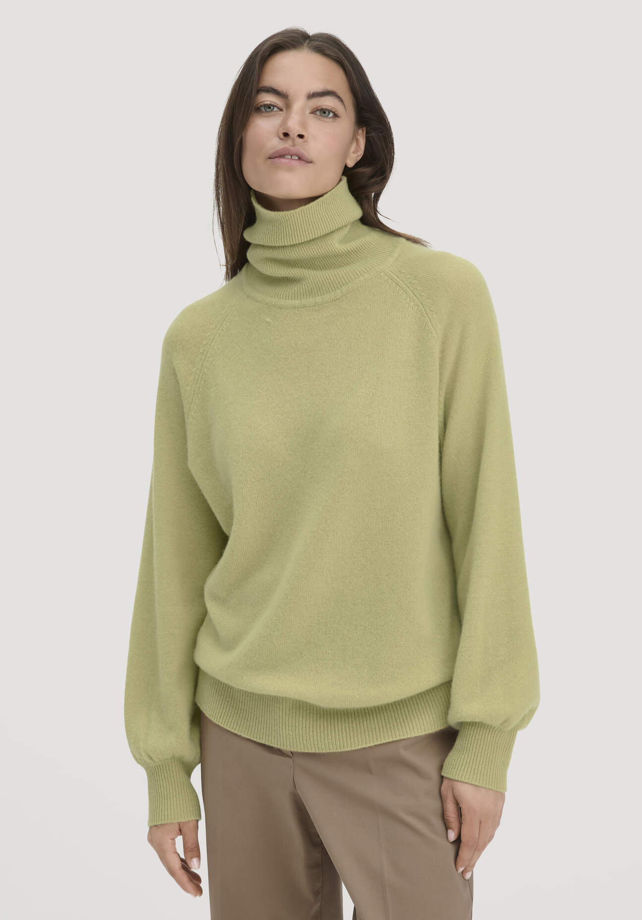 hessnatur Damen Rollkragen Pullover Relaxed BETTER RECYCLING aus Cashmere - grün Größe XS