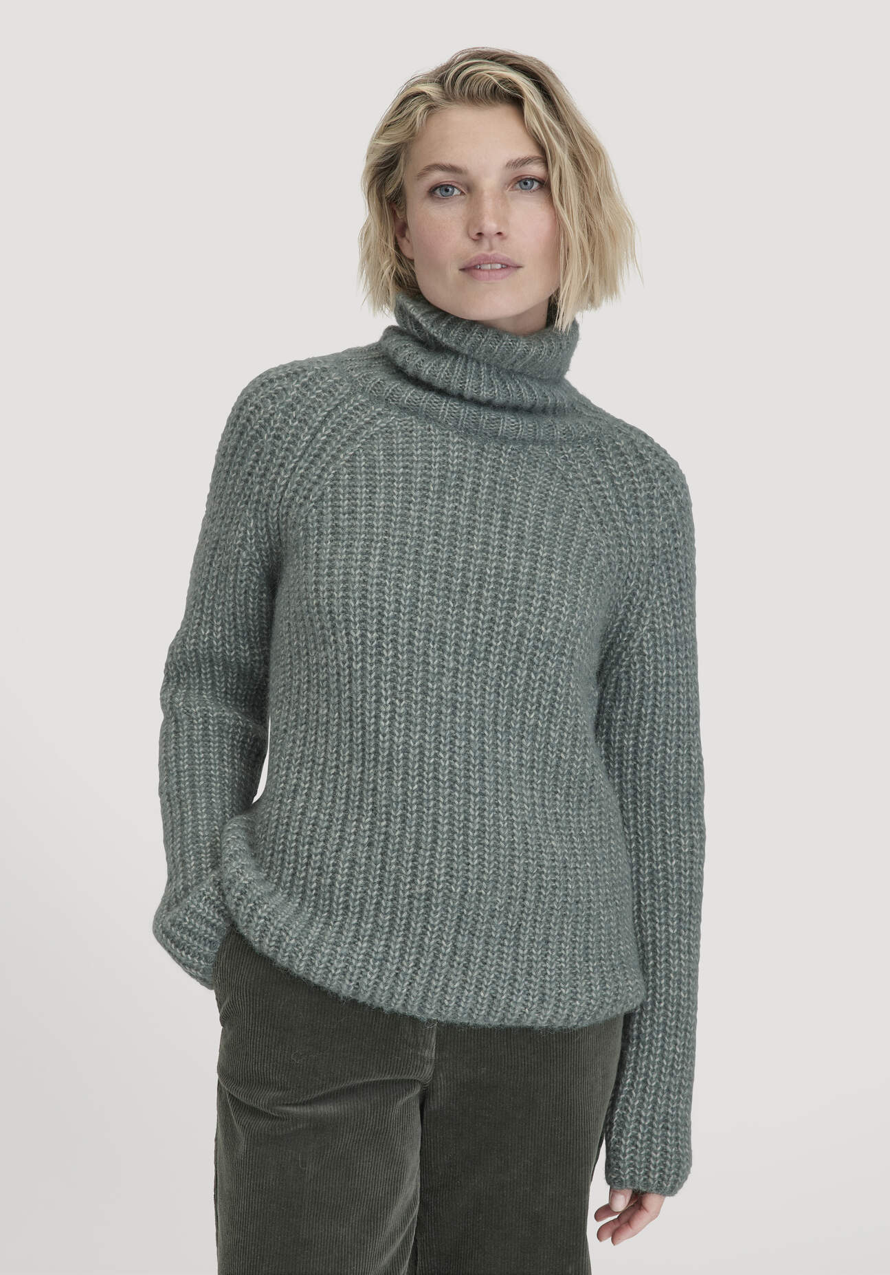 Thumbnail - hessnatur Damen Strick Rollkragenpullover Relaxed aus Alpaka mit Bio-Baumwolle - grün - Größe XS