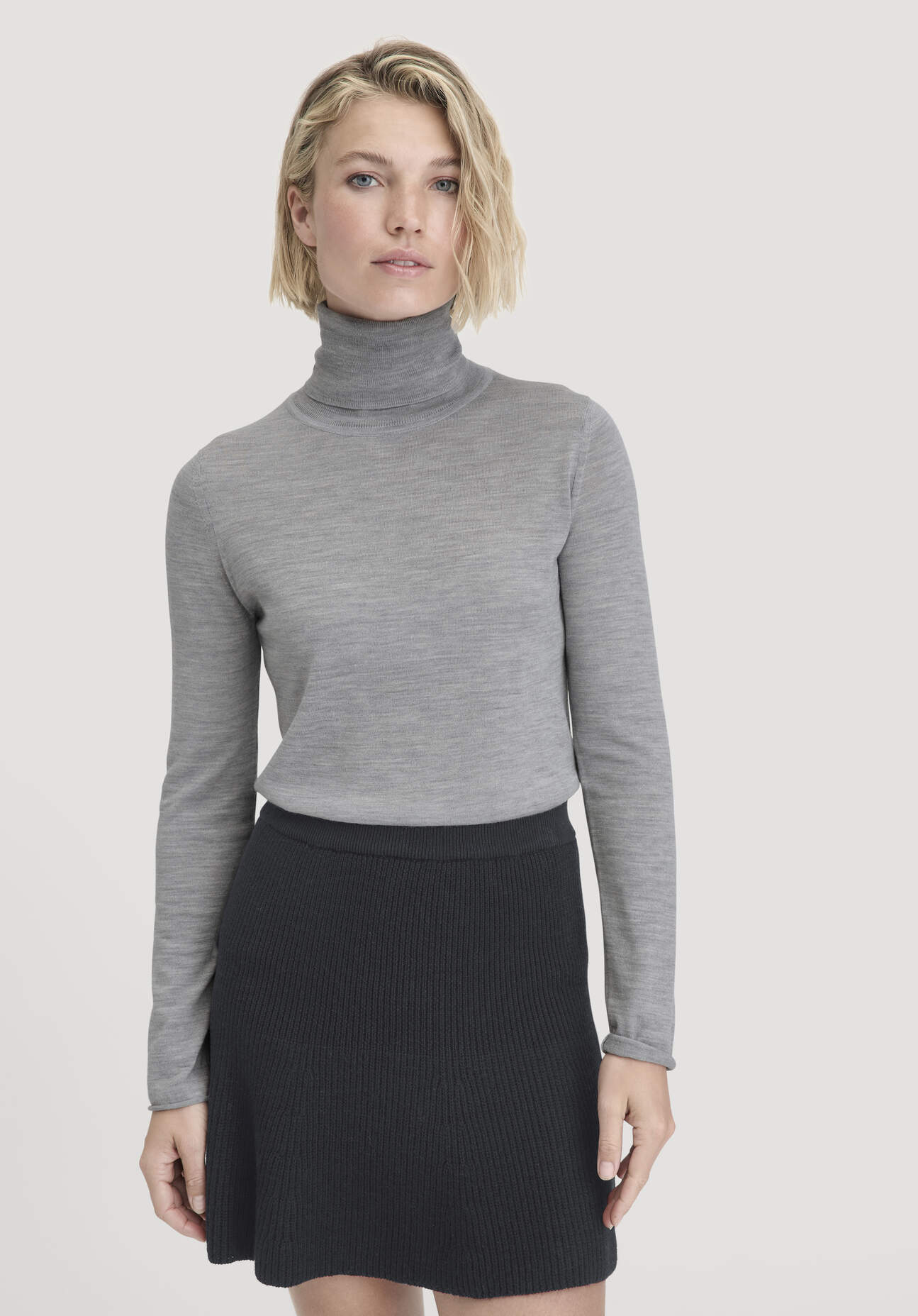 hessnatur Damen Strick Rollkragen Pullover Slim aus Bio-Merinowolle - grau Größe M