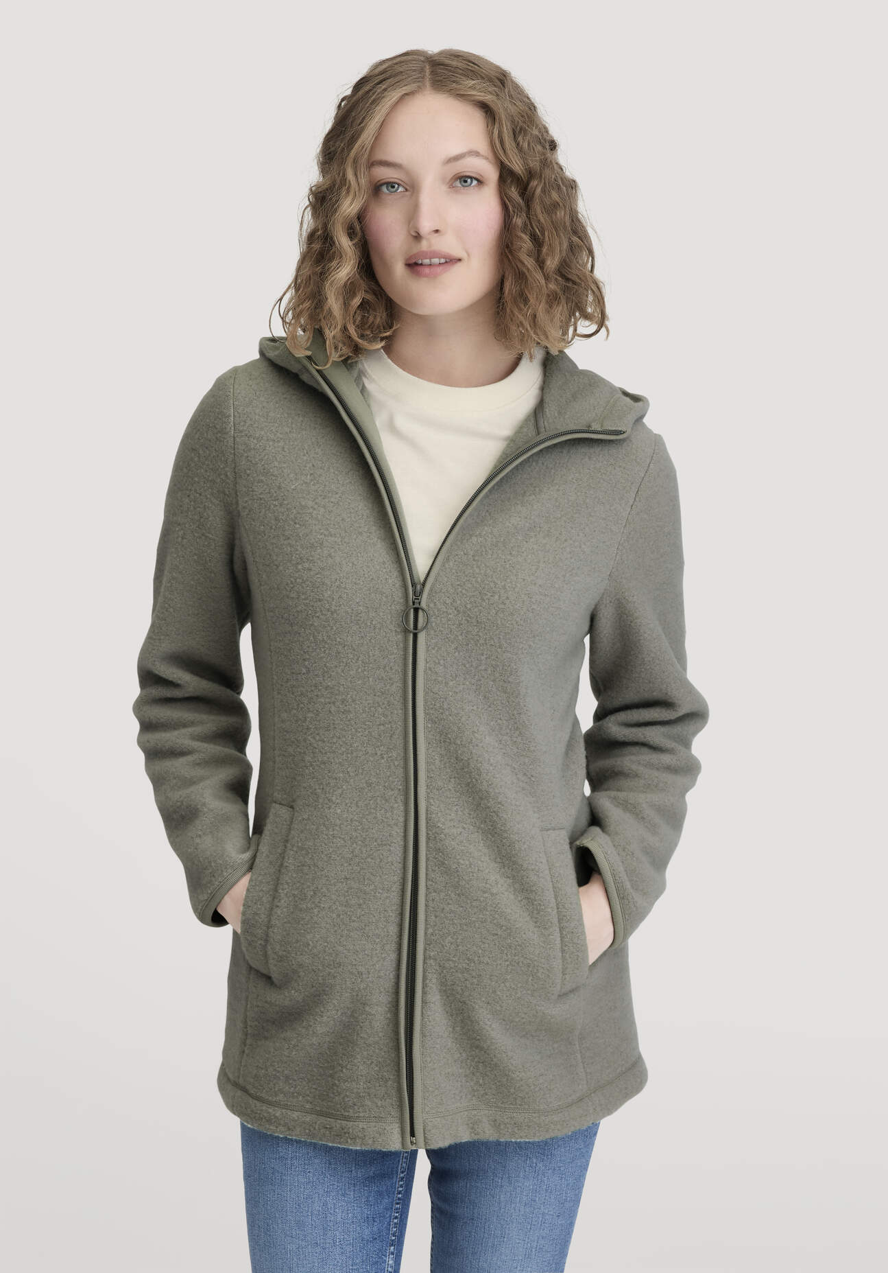 hessnatur Damen Wollfleece Kapuzen-Jacke Regular aus Bio-Merinowolle und Bio-Baumwolle - grün Größe XS