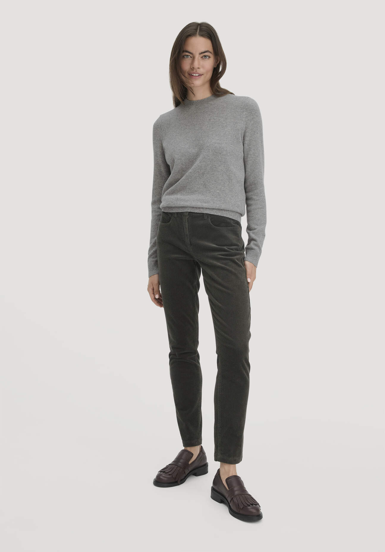hessnatur Damen Cordhose Slim Leg Regular aus Bio-Baumwolle - grün Größe 46