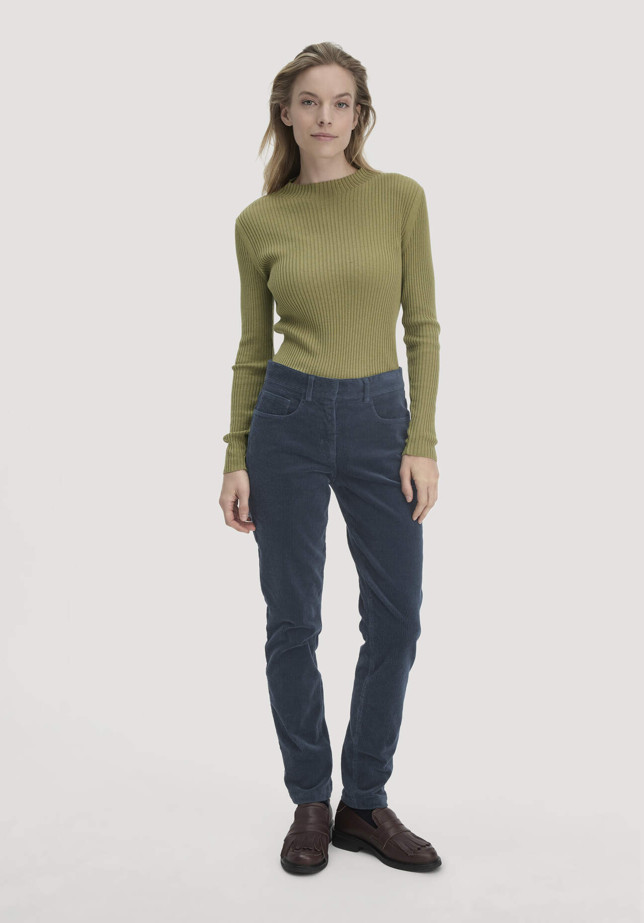 hessnatur Damen Cordhose Slim Leg Regular aus Bio-Baumwolle - blau Größe 46