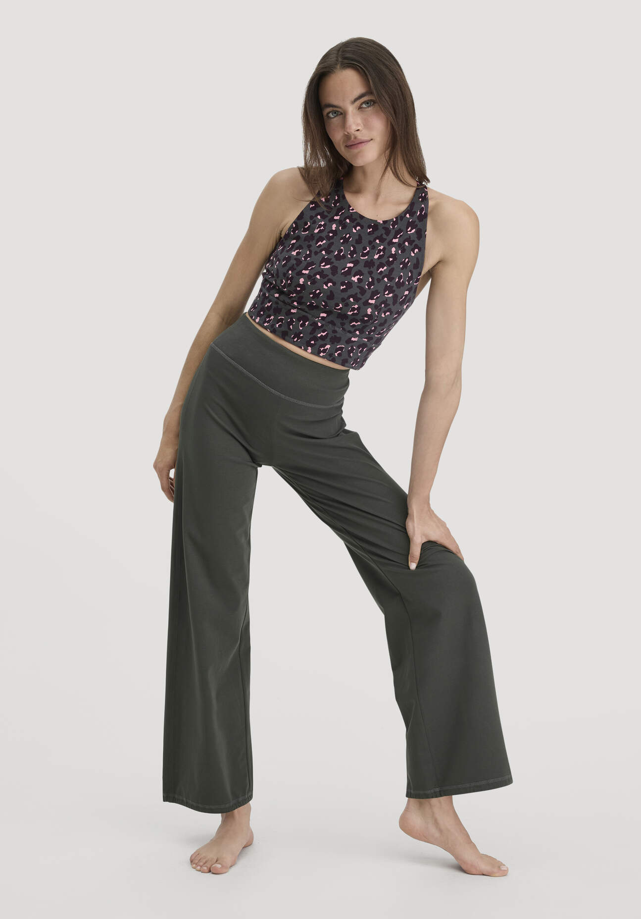 hessnatur Loungewear Hose Regular ACTIVE LIGHT aus Bio-Baumwolle - grün Größe XS
