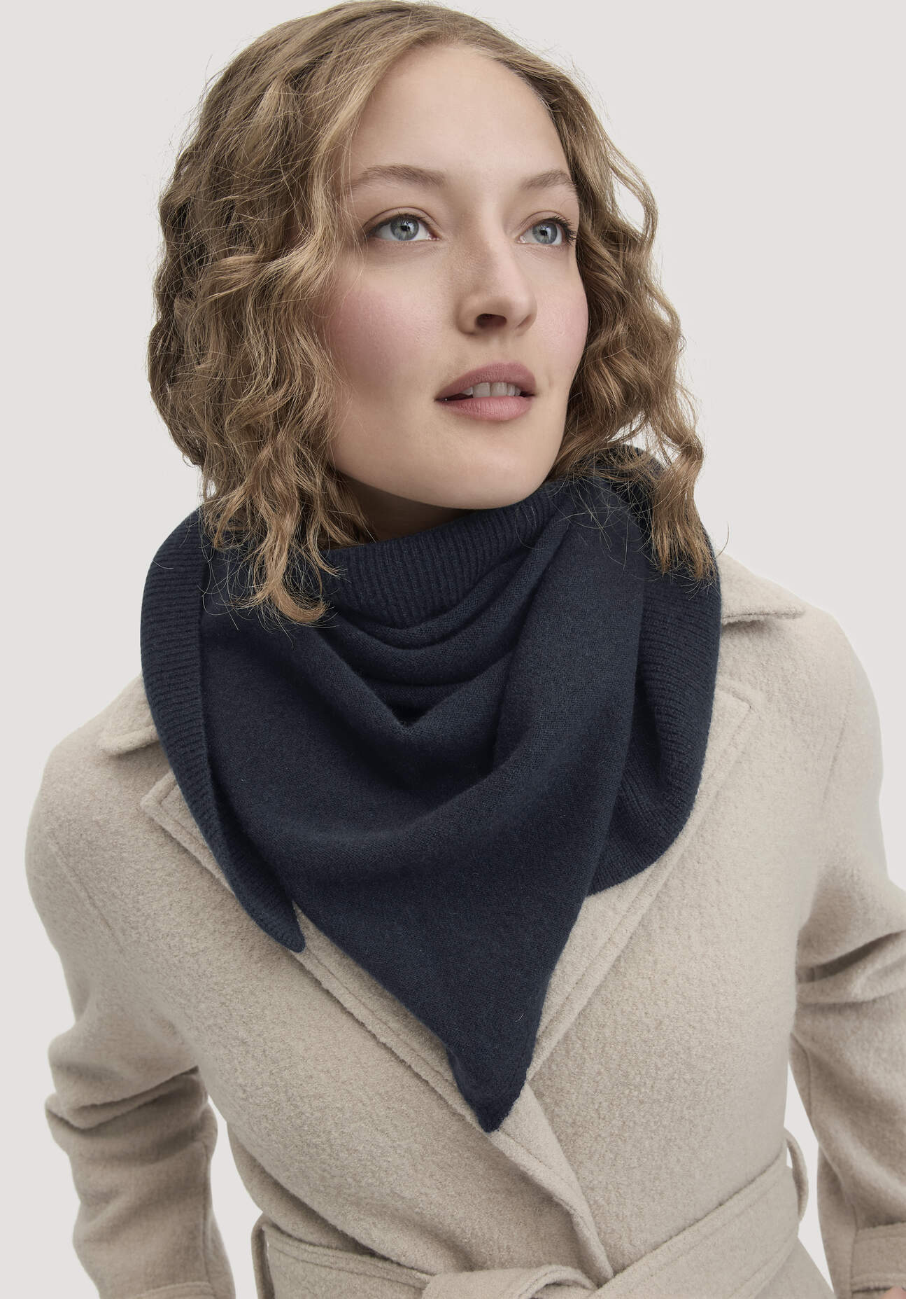 hessnatur Damen Dreieckstuch BETTER RECYCLING aus Cashmere - blau Grösse57x125 cm