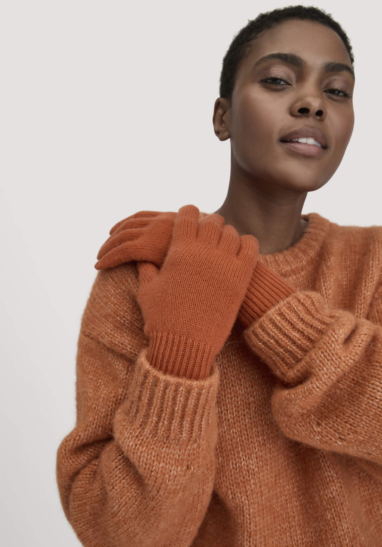 hessnatur Damen Strick Handschuhe aus Bio-Merinowolle mit Cashmere - orange Größe 1size