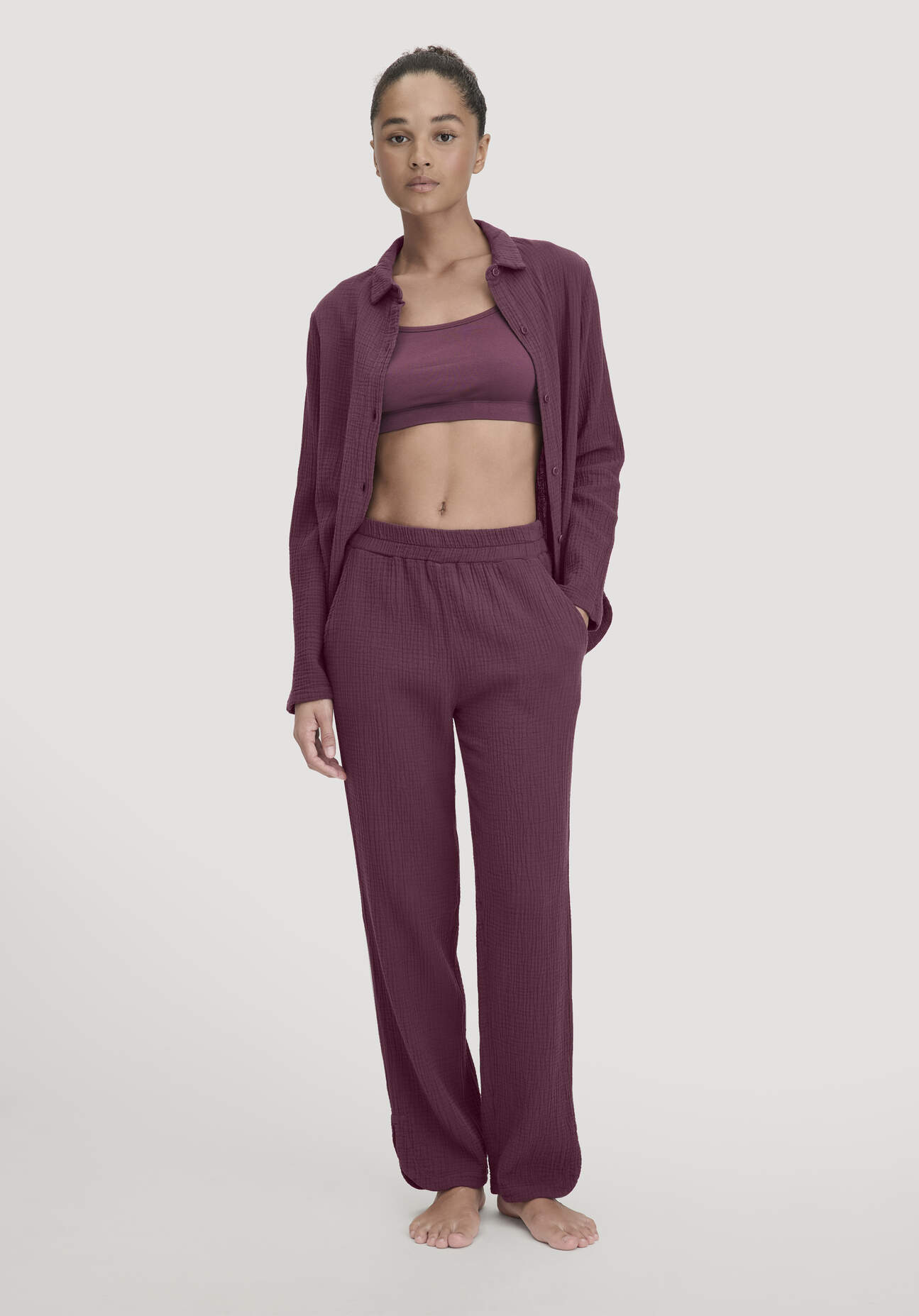hessnatur Damen Musselin Schlafhose Regular PURE COMFORT aus Bio-Baumwolle - lila Größe 46