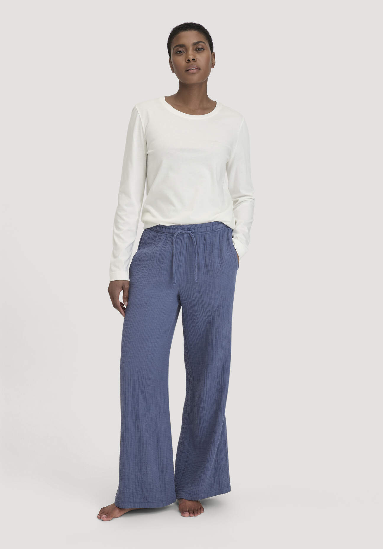 hessnatur Damen Musselin Schlafhose Relaxed PURE COMFORT aus Bio-Baumwolle - blau Größe 40