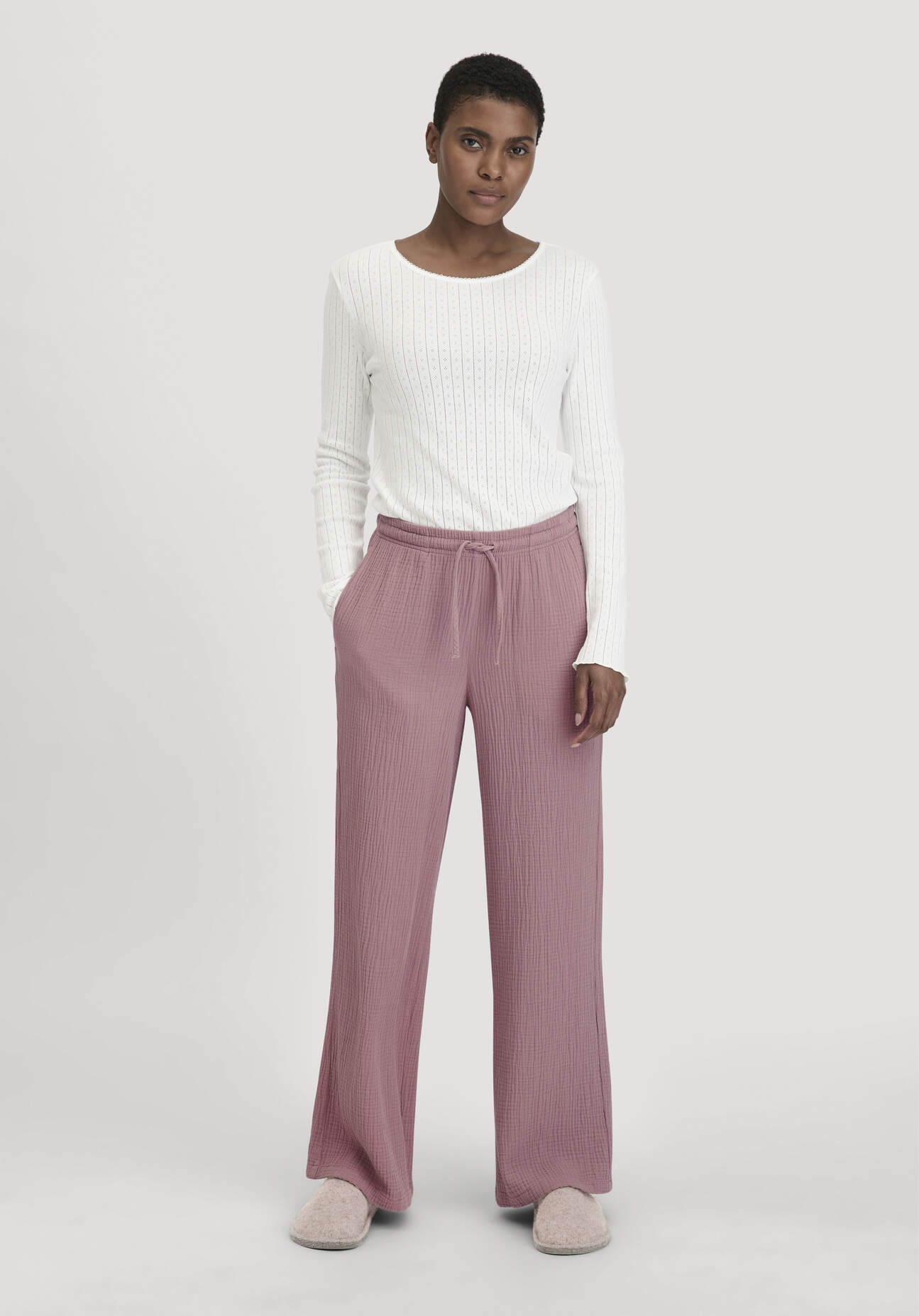hessnatur Damen Musselin Schlafhose Relaxed PURE COMFORT aus Bio-Baumwolle - lila Größe 40