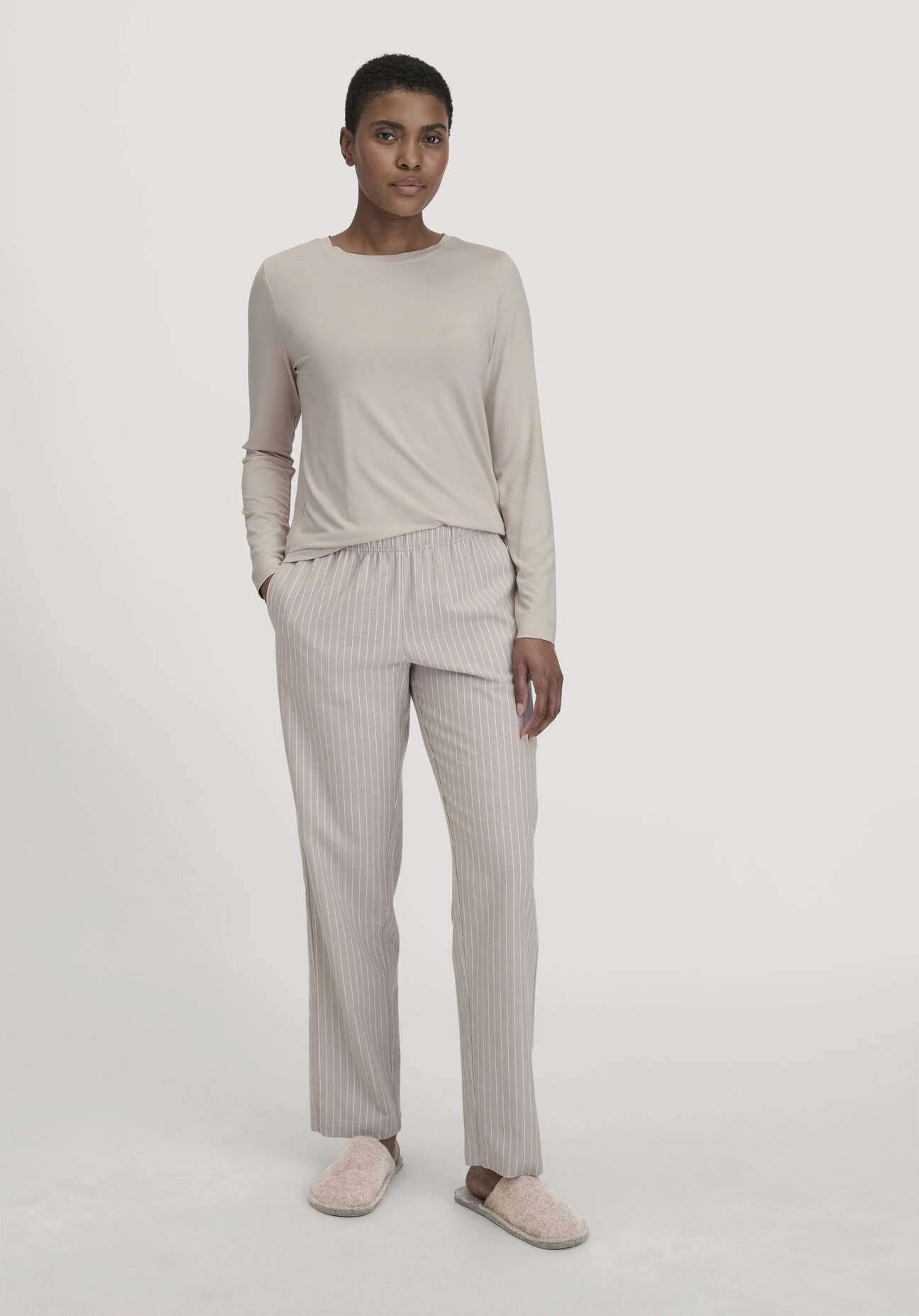 hessnatur Damen Flanell Schlafhose aus Bio-Baumwolle - beige Größe 44