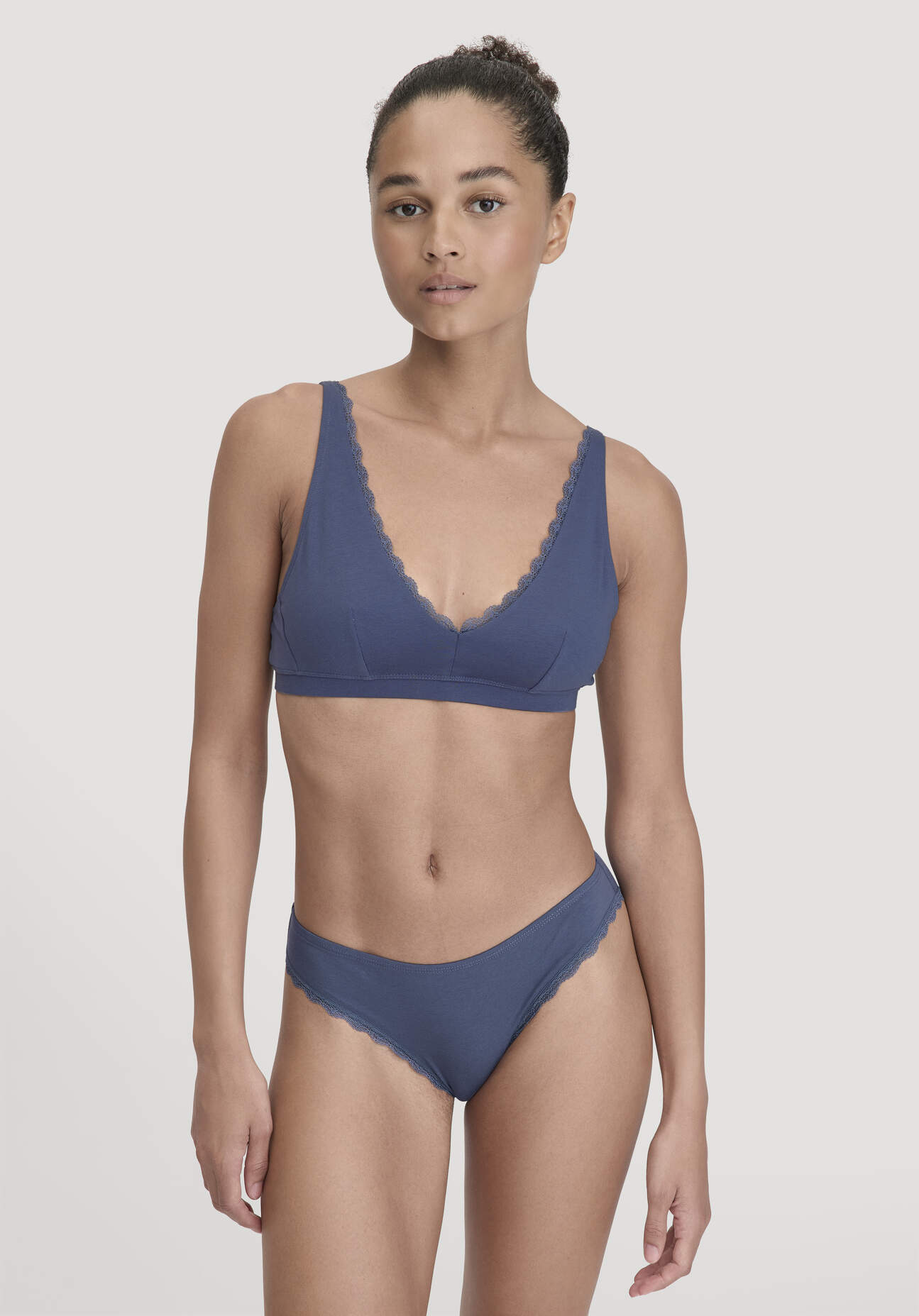hessnatur Damen Slip Regular Cut COTTON FEEL LACE aus Bio-Baumwolle - blau Größe 34