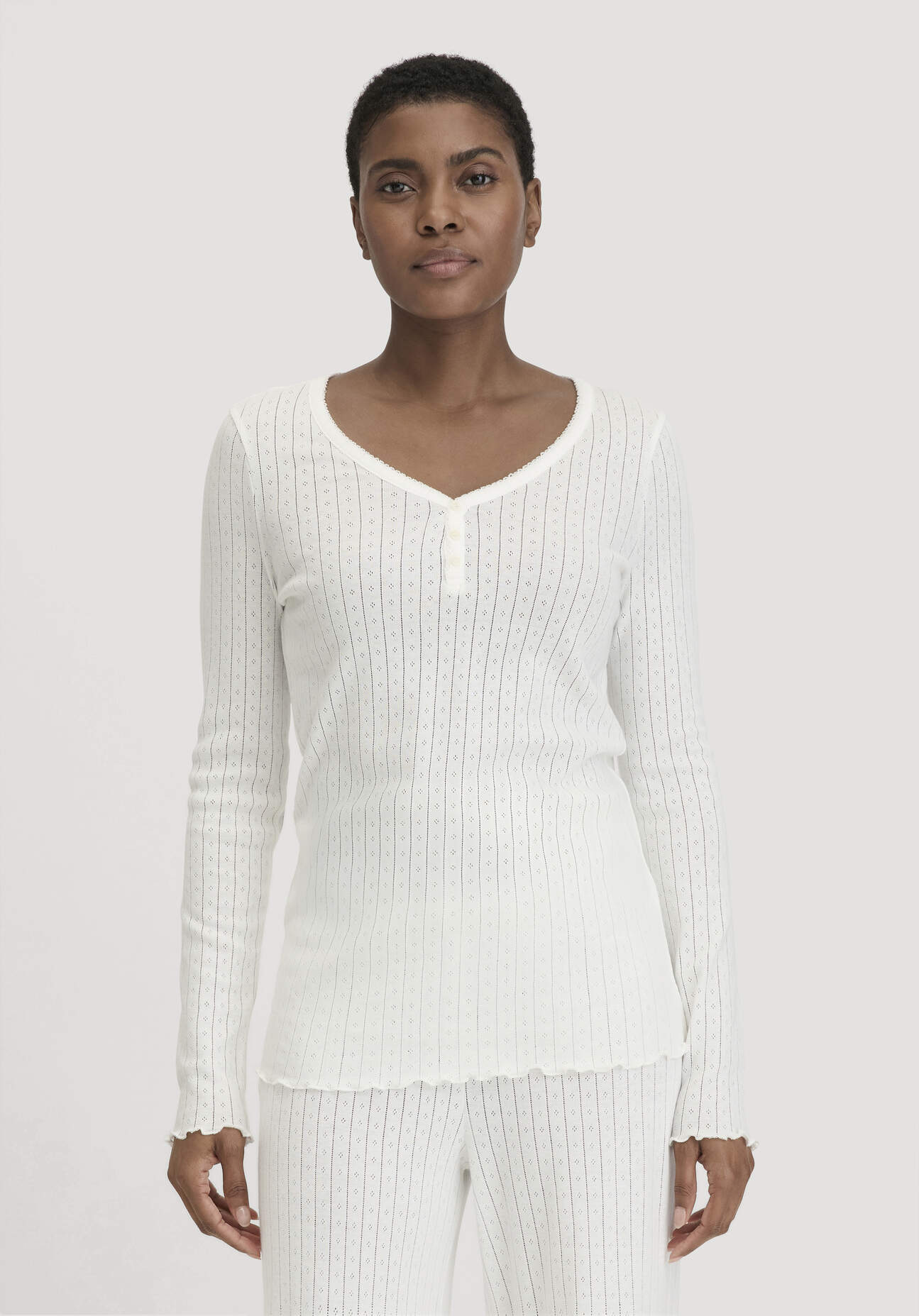 hessnatur Damen Pointelle Henley Schlafshirt PURE COTTON aus Bio-Baumwolle - weiß Größe 46