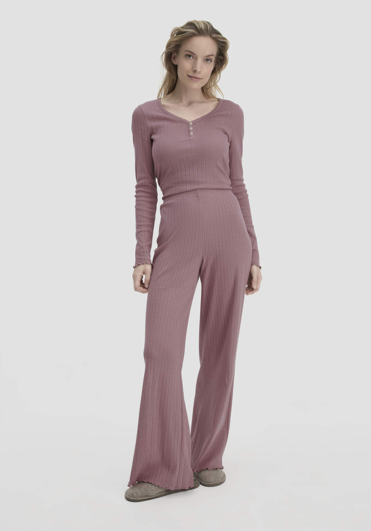 hessnatur Damen Pointelle Schlafhose Relaxed PURE COTTON aus Bio-Baumwolle - lila Größe 36