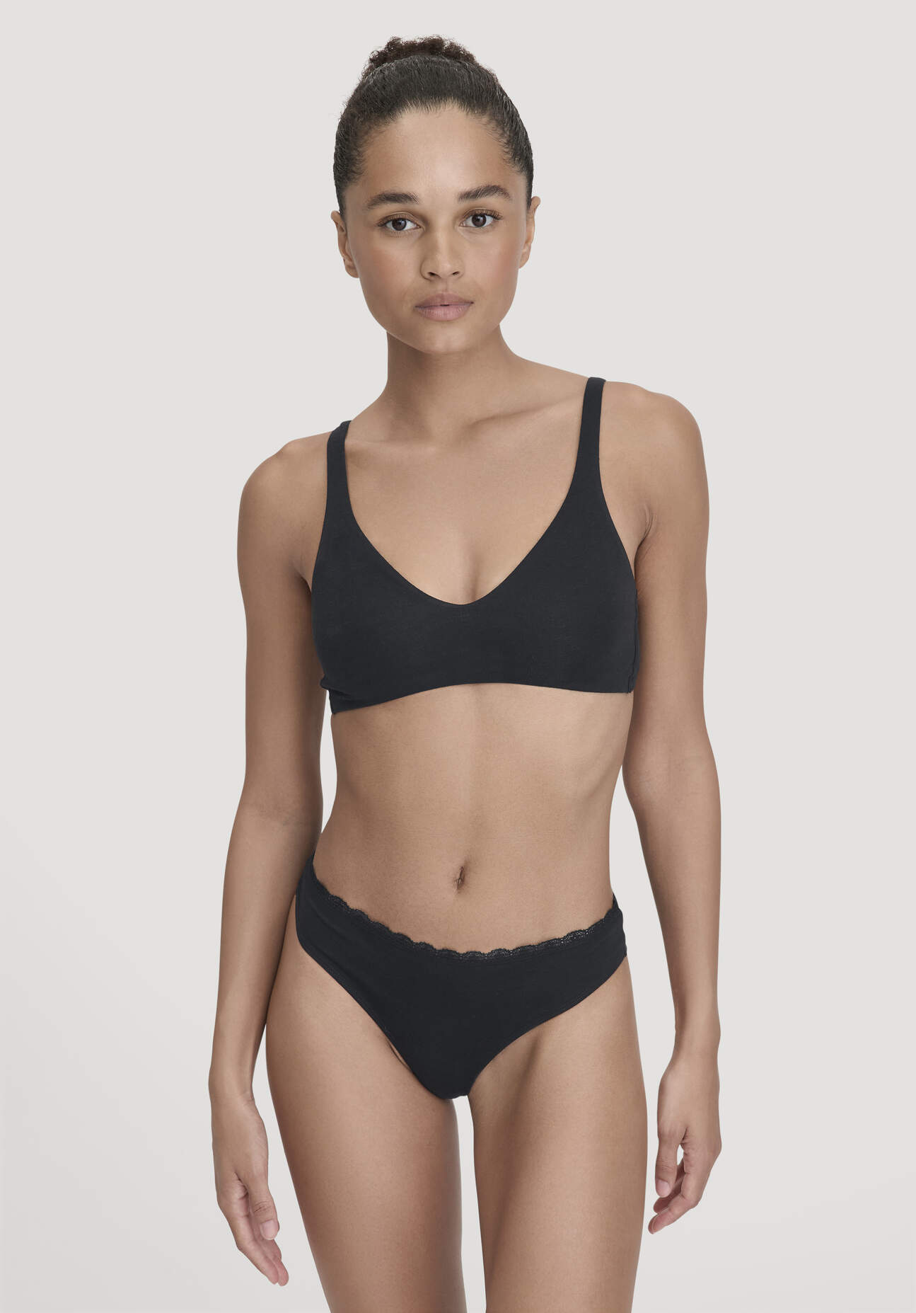 hessnatur Damen Brazil-Slip COTTON FEEL LACE aus Bio-Baumwolle - schwarz - Größe 34