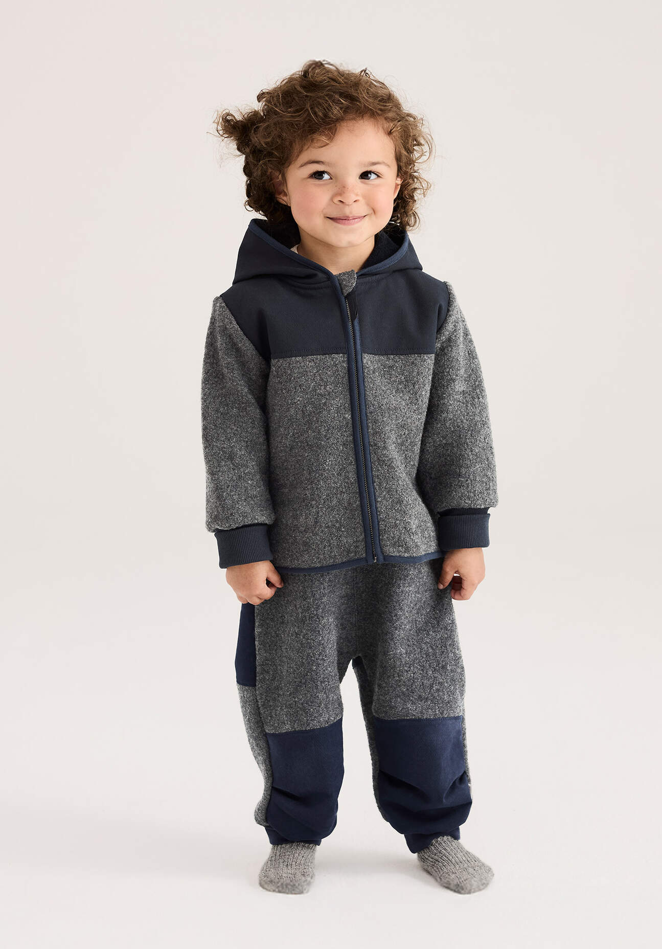 hessnatur Baby Wollwalk Latzhose aus Bio-Merinowolle mit Nature Shell - grau Größe 98/104