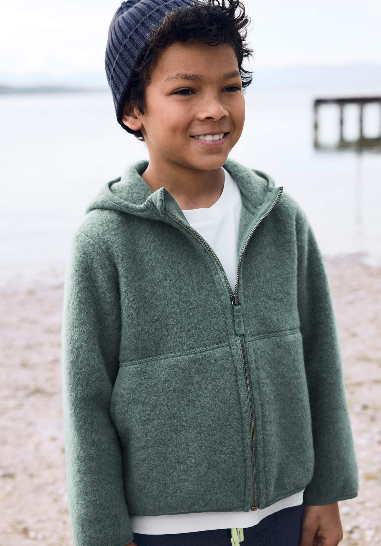 hessnatur Kinder Wollfleece Jacke aus Bio-Merinowolle - grün Größe 134/140