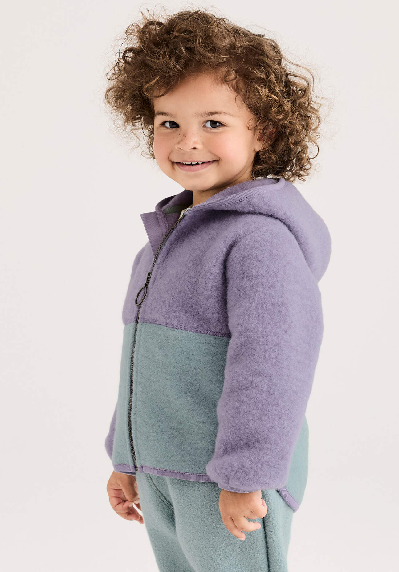 hessnatur Baby Wollfleece Jacke Colourblock aus Bio-Merinowolle - lila Größe 62/68