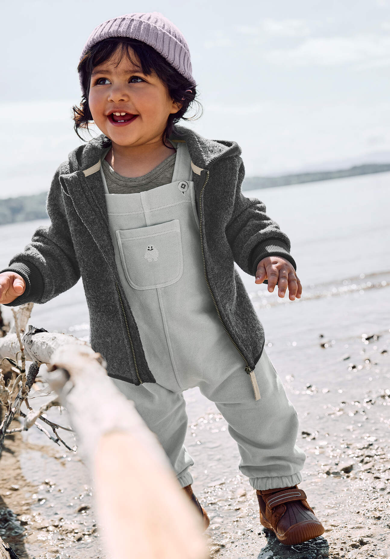 hessnatur Baby Sweat Latzhose GARMENT DYE aus Bio-Baumwolle - grau Größe 74/80