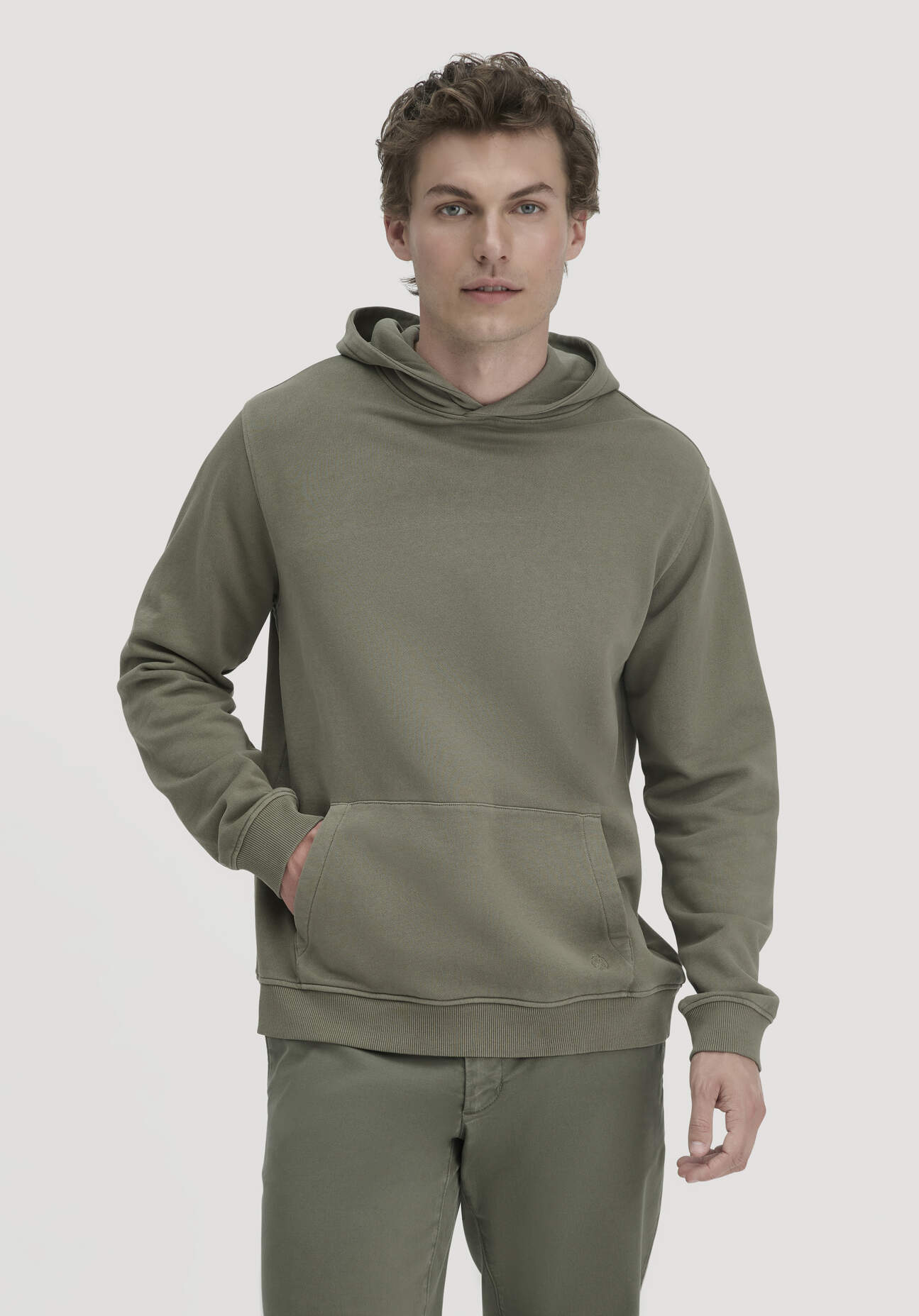 hessnatur Herren Sweathoodie Relaxed aus Bio-Baumwolle - grün Größe 52
