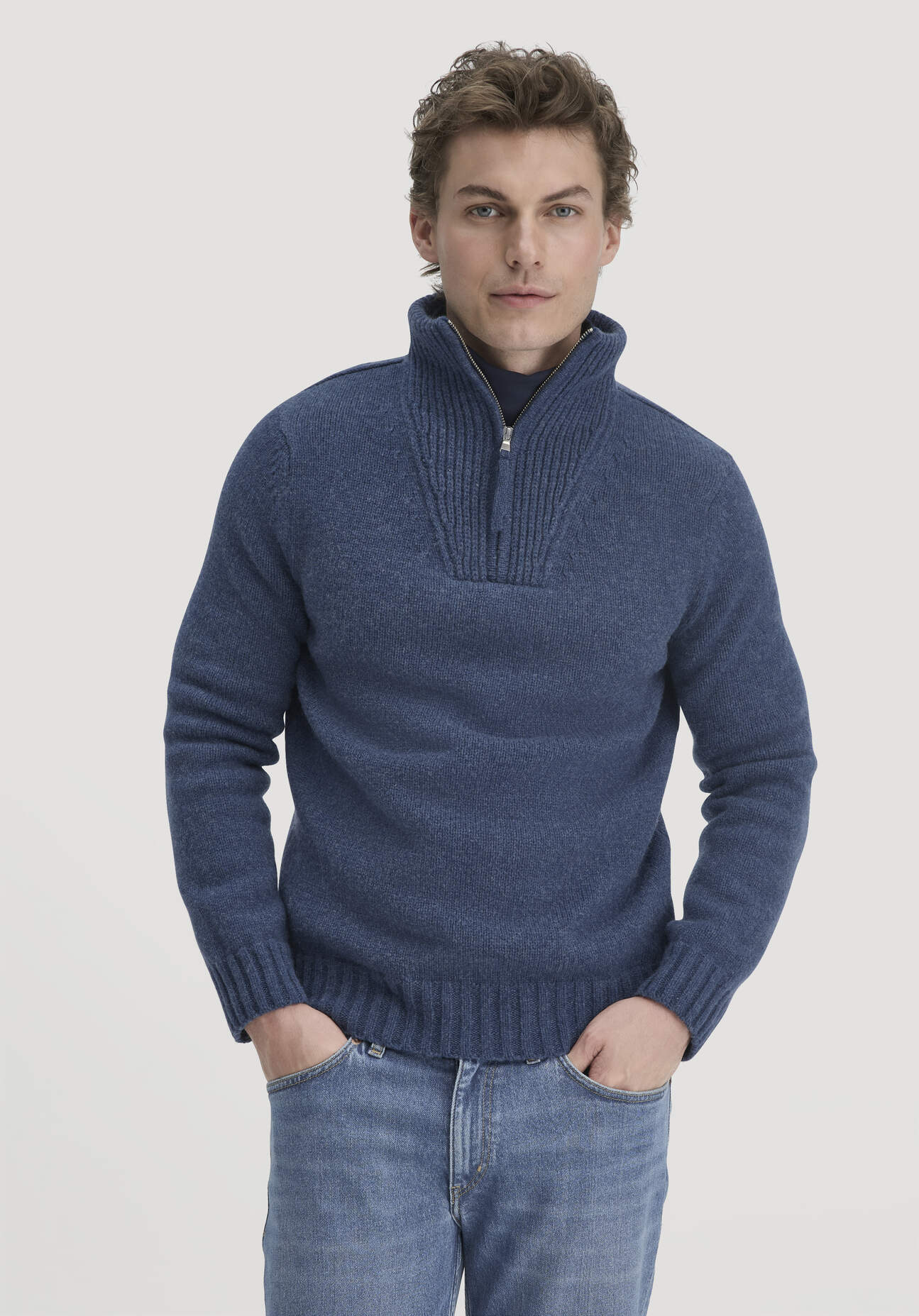 Thumbnail - hessnatur Herren Strick Troyer Regular BETTER RECYCLING aus Bio-Merinowolle - blau - Größe XXL