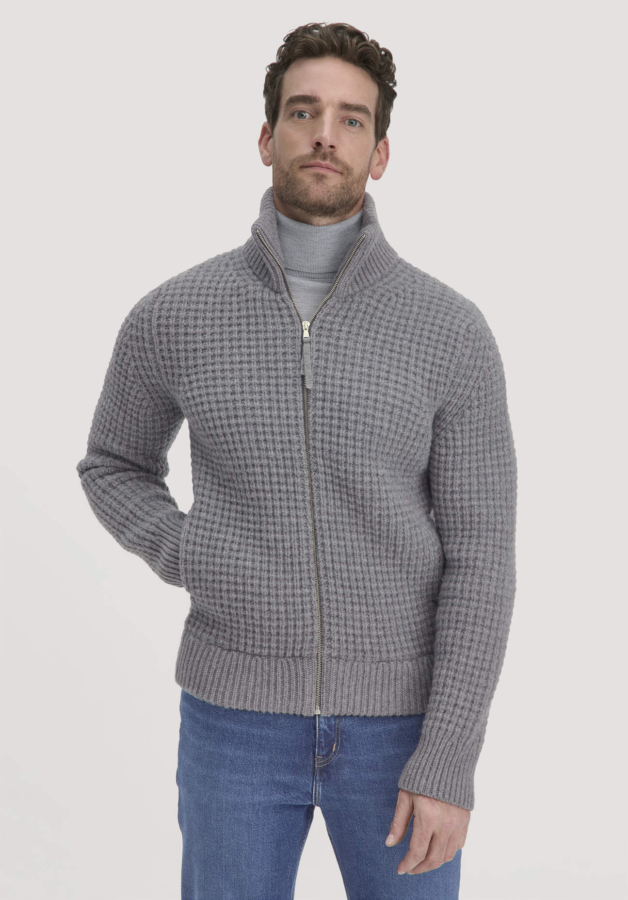 Thumbnail - hessnatur Herren Strick Jacke Relaxed BETTER RECYCLING aus Bio-Merinowolle - grau - Größe S