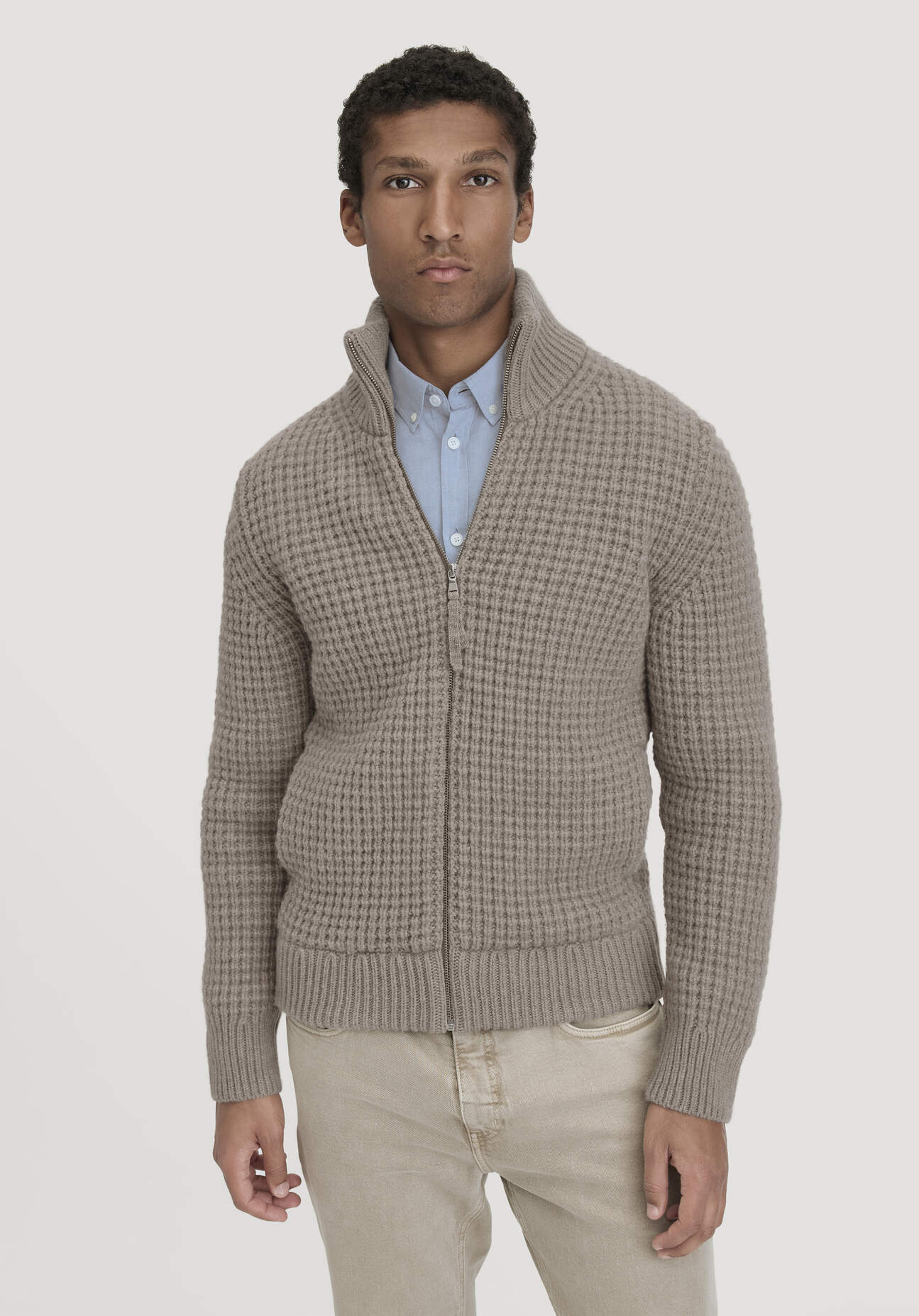 Thumbnail - hessnatur Herren Strick Jacke Relaxed BETTER RECYCLING aus Bio-Merinowolle - braun - Größe S