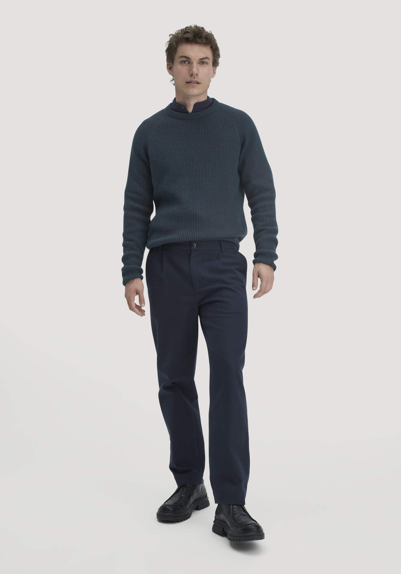 hessnatur Herren Chino RON Relaxed aus Bio-Baumwolle - blau Größe 32/34