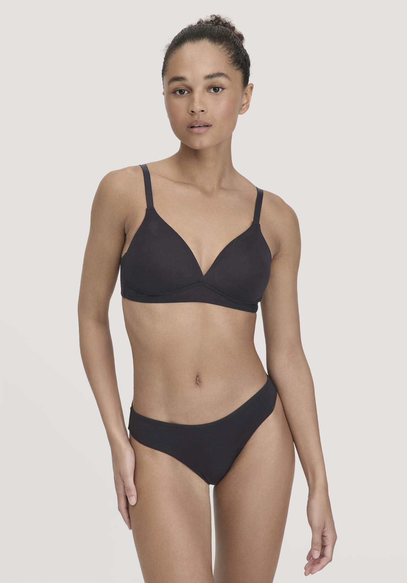 hessnatur Damen Slip Regular Cut COTTON FEEL aus Bio-Baumwolle - schwarz Größe 42