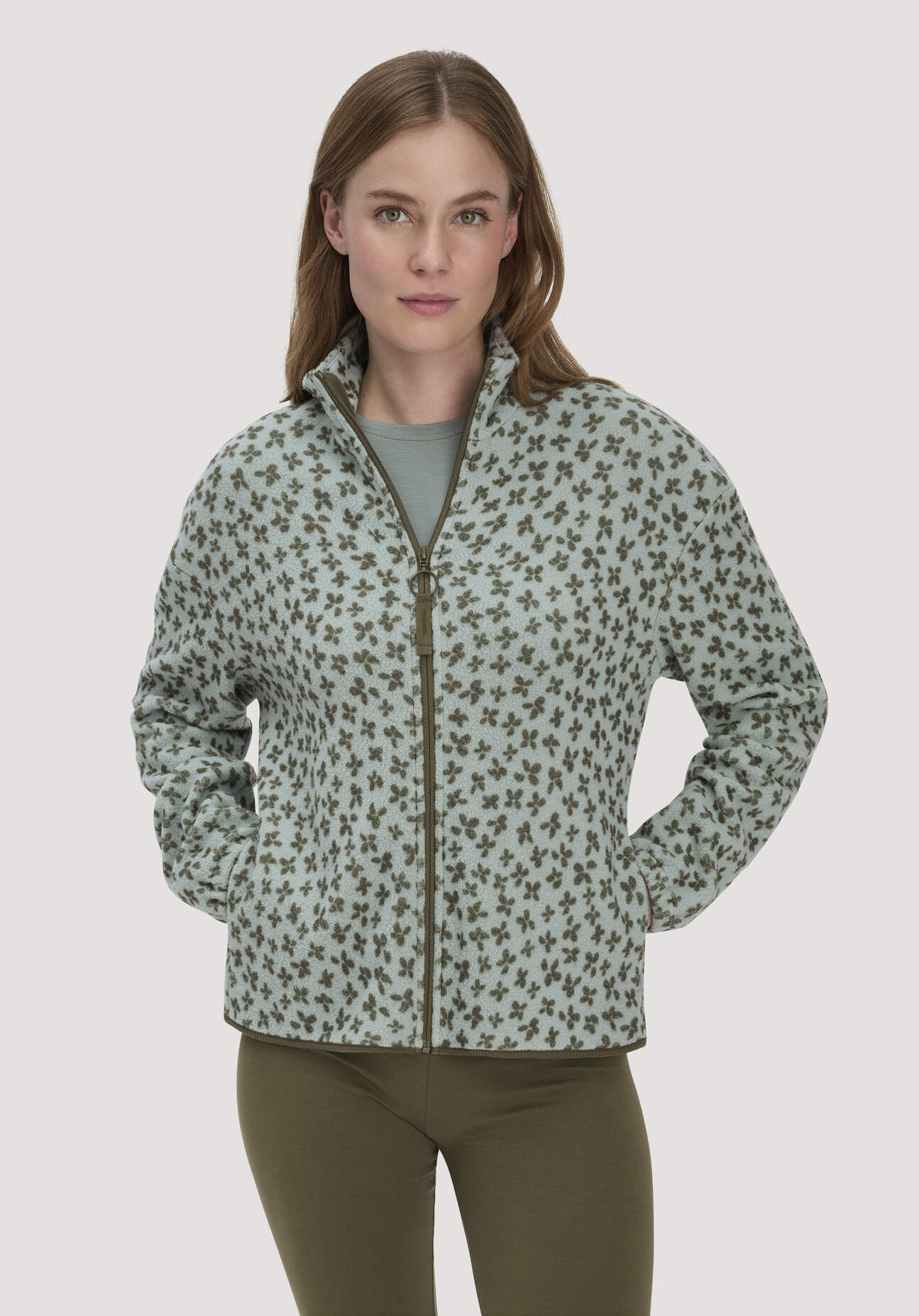 hessnatur Loungewear Fleece Jacke Relaxed ACTIVE LIGHT aus Bio-Baumwolle - grün Größe XXL