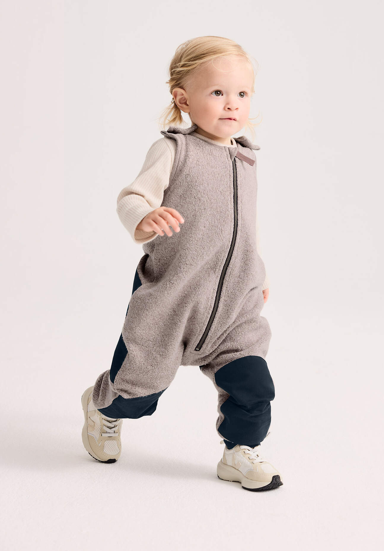 hessnatur Baby Fleece Sommer Overall mit Softshell aus Bio-Baumwolle - beige Größe 98/104